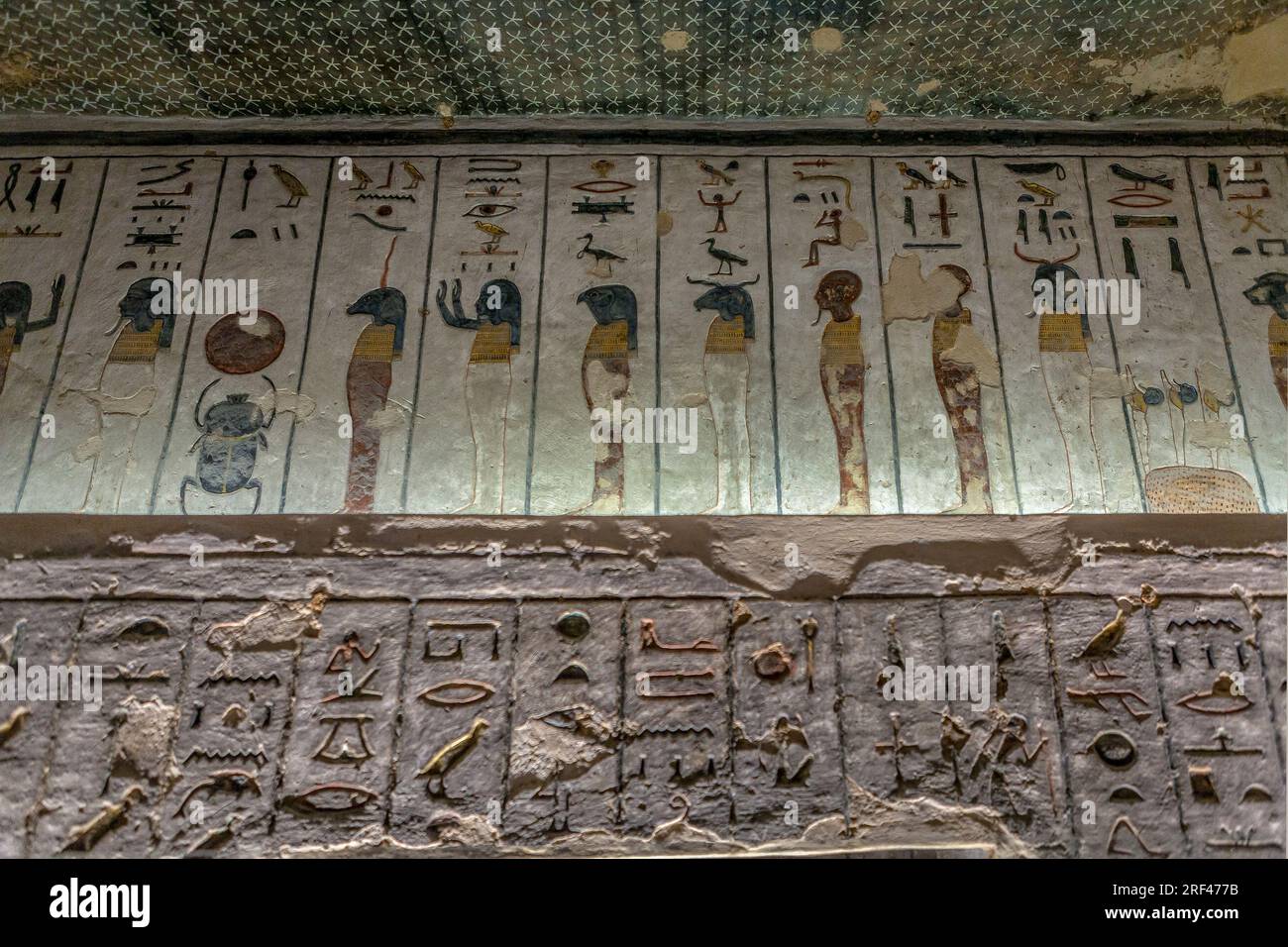 Antiche pitture murali egiziane di figure del mondo sotterraneo nella tomba di Ramses III, KV11, la Valle dei Re Foto Stock