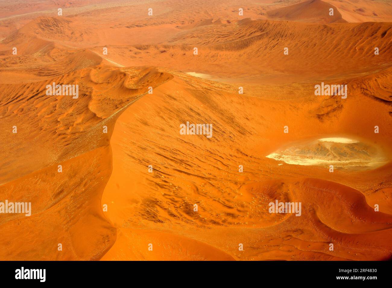 Fotografia aerea delle dune del deserto del Namib con una teglia (bacino idrografico endorheico). Dune è una collina di sabbia sciolta trasportata dal vento. Namibia. Foto Stock