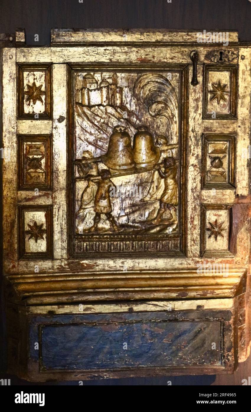 Rilievo in legno che porta le campane della cattedrale restituito da Fernando III dopo essere stato rubato dal museo della cattedrale di al-Mansur Santiago de Compostela Galizia Spagna Foto Stock