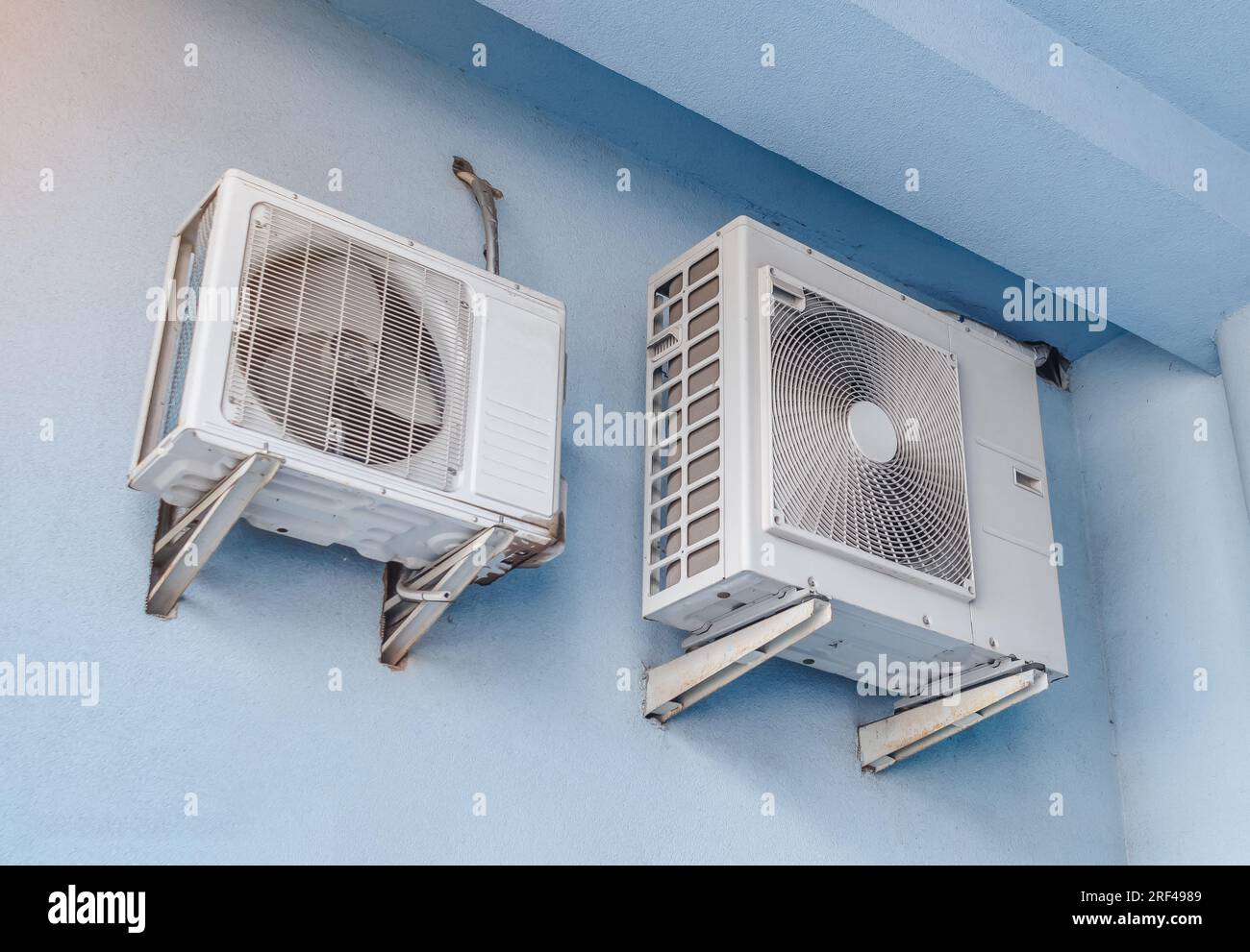 Condizionatori d'aria bianchi sulle pareti blu della casa. Moderne  tecnologie di controllo della climatizzazione Foto stock - Alamy