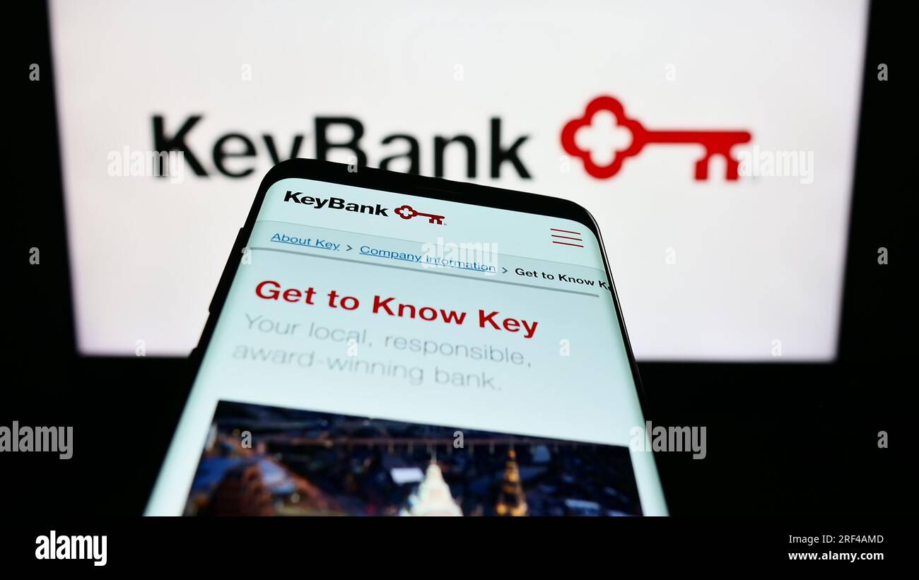 Smartphone con sito Web della società finanziaria statunitense KeyCorp (KeyBank) sullo schermo davanti al logo aziendale. Mettere a fuoco in alto a sinistra sul display del telefono. Foto Stock