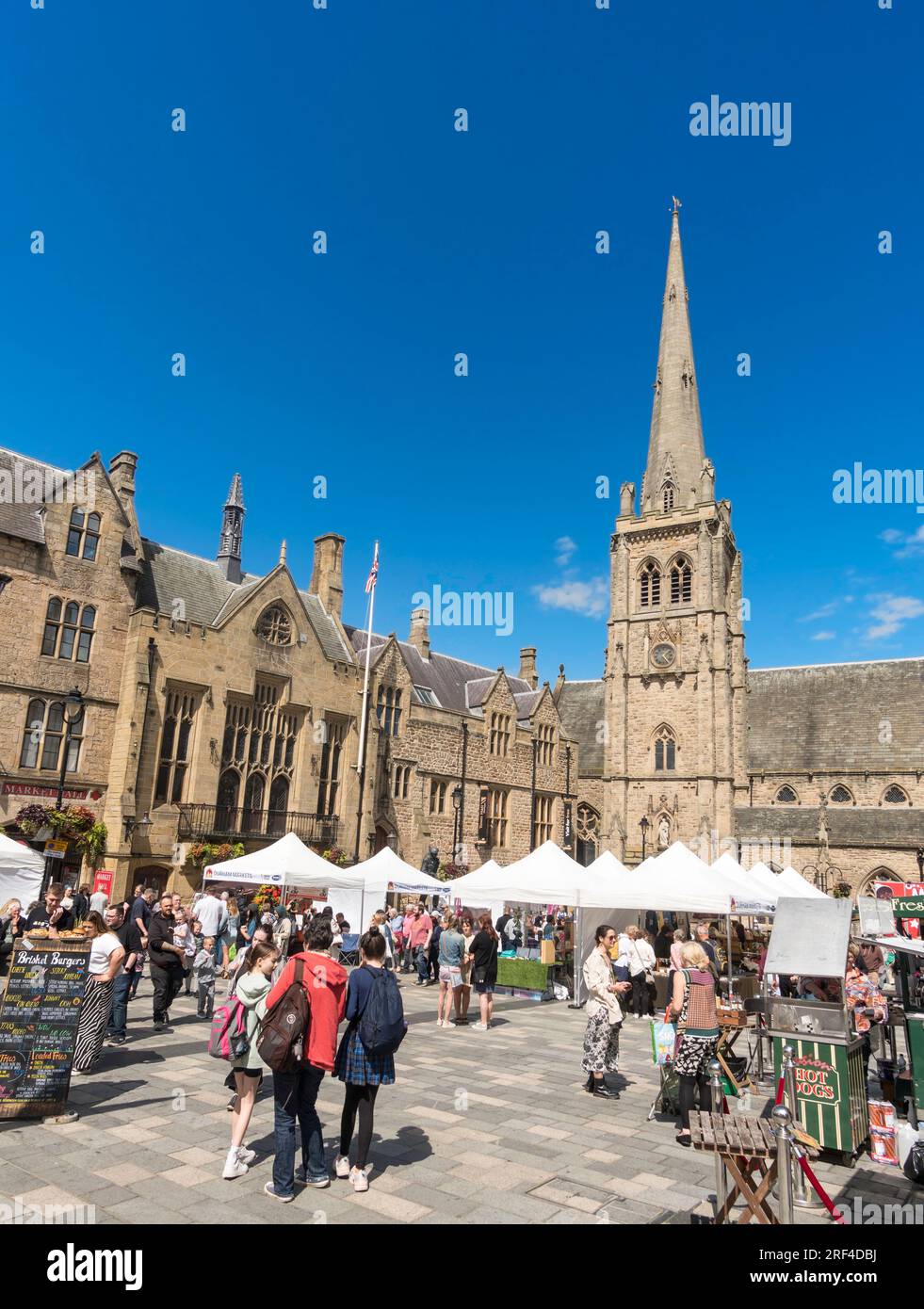 Persone che visitano il mercato all'aperto di Durham nel mercato cittadino di Durham Foto Stock