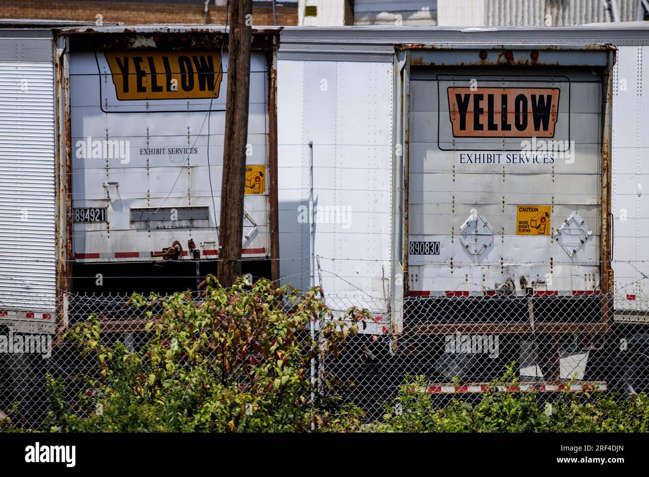 Greater Landover, Stati Uniti. 31 luglio 2023. I rimorchi con il logo arancione della società di trasporti Yellow sono visibili in una struttura aziendale il 31 luglio 2023 a Greater Landover, Maryland. Yellow un tempo era un'azienda dominante nel settore dei trasporti meno pesanti, ma dopo anni di difficoltà finanziarie ha dichiarato fallimento e ha annunciato che licenzierà tutti i 30.000 lavoratori. (Foto di Samuel Corum/Sipa USA) credito: SIPA USA/Alamy Live News Foto Stock