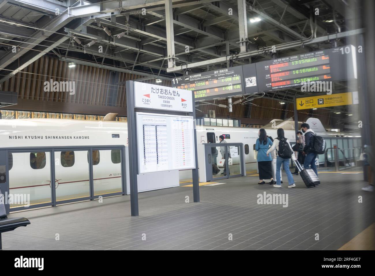 Takeo Onsen, Prefettura di Saga, Giappone. 11 marzo 2023. Passeggeri che si trasferiscono al nuovo treno ad alta velocità Nishi-Kyushu Shinkansen (è¥¿ä¹å·žæ-°å¹¹ç·Š), che offre servizi ferroviari ad alta velocità da Takeo-Onsen a Nagasaki gestiti dalla Kyushu Railway Company (JR Kyushu JRä¹å·ž).a causa delle obiezioni del governo locale della prefettura di Saga, Il servizio non è diretto alla stazione di Hakata a Fukuoka ed è collegato alla rete nazionale Shinkansen da un treno espresso limitato "Relay Kamome" più lento per il treno N700S "Kamome". I passeggeri Intercity devono effettuare un trasferimento da una piattaforma all'altra nella rura Foto Stock