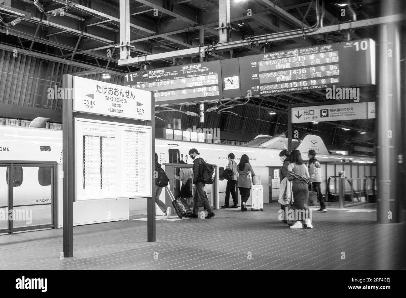 Takeo Onsen, Prefettura di Saga, Giappone. 11 marzo 2023. Passeggeri che si trasferiscono al nuovo treno ad alta velocità Nishi-Kyushu Shinkansen (è¥¿ä¹å·žæ-°å¹¹ç·Š), che offre servizi ferroviari ad alta velocità da Takeo-Onsen a Nagasaki gestiti dalla Kyushu Railway Company (JR Kyushu JRä¹å·ž).a causa delle obiezioni del governo locale della prefettura di Saga, Il servizio non è diretto alla stazione di Hakata a Fukuoka ed è collegato alla rete nazionale Shinkansen da un treno espresso limitato "Relay Kamome" più lento per il treno N700S "Kamome". I passeggeri Intercity devono effettuare un trasferimento da una piattaforma all'altra nella rura Foto Stock
