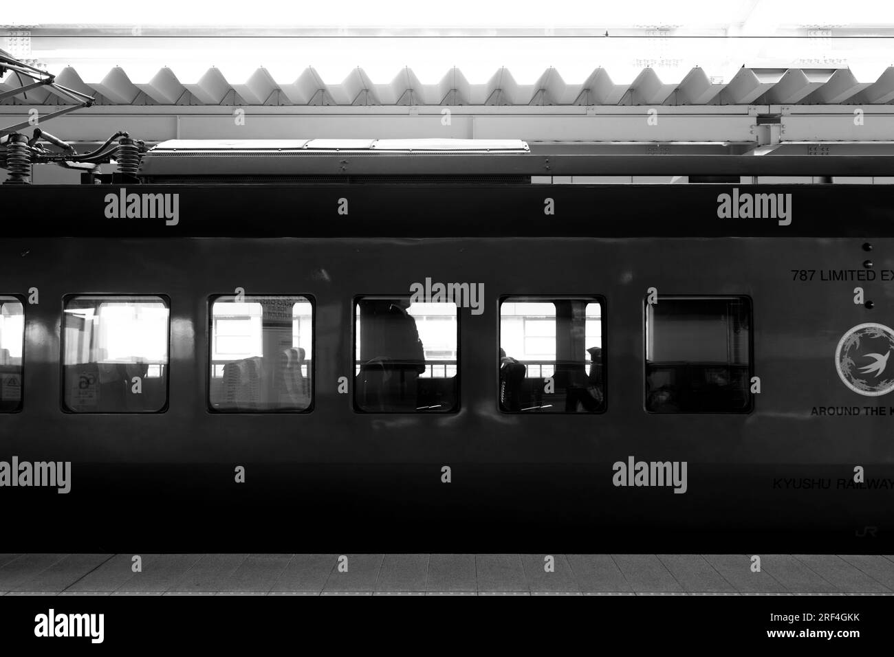 Takeo Onsen, Prefettura di Saga, Giappone. 11 marzo 2023. Il Relay Kamome 787 ''intorno al Kyushu''' treno espresso limitato sul nuovo treno ad alta velocità Nishi-Kyushu Shinkansen (è ¥¿ä¹å·žæ-°å¹¹ç·Š), che offre servizi ferroviari ad alta velocità da Takeo-Onsen a Nagasaki gestiti dalla Kyushu Railway Company (JR Kyushu JRä¹å·ž). Il Relay Kamome e' famoso per la sua unica livrea nera opaca. A causa delle obiezioni del governo locale della Prefettura di Saga, il servizio non va direttamente alla stazione di Hakata a Fukuoka ed e' collegato alla rete nazionale Shinkansen da una piu' lenta trai espressa 'Relay Kamome'' limitata Foto Stock