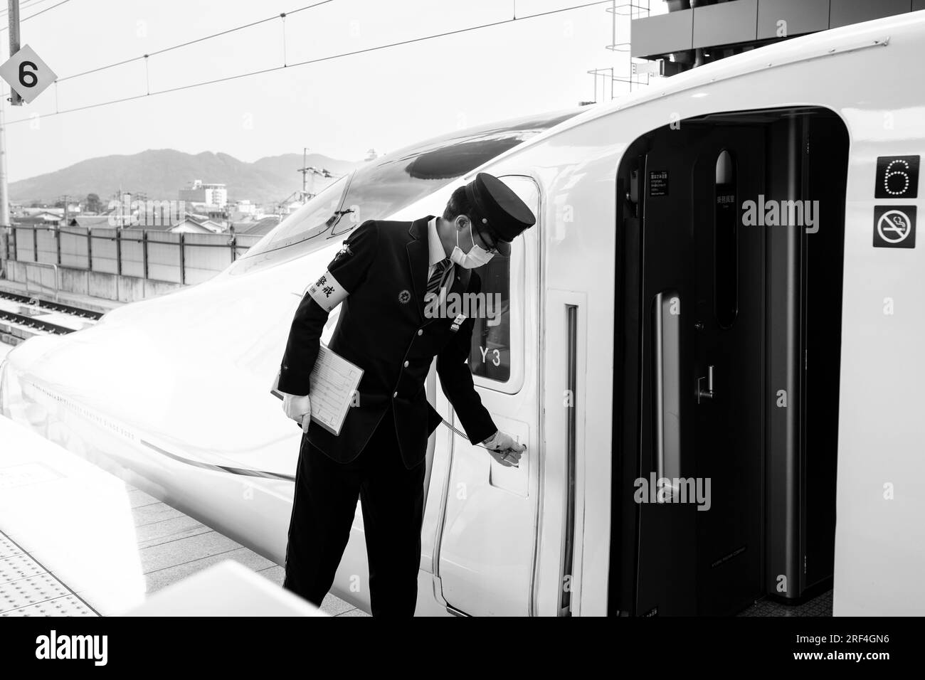 Takeo Onsen, Prefettura di Saga, Giappone. 11 marzo 2023. Un conduttore si prepara alla partenza del nuovo treno ad alta velocità Nishi-Kyushu Shinkansen (è¥¿ä¹å·žæ-°å¹¹ç·Š), che offre servizi ferroviari ad alta velocità da Takeo-Onsen a Nagasaki gestiti dalla Kyushu Railway Company (JR Kyushu JRä¹å·ž).a causa delle obiezioni del governo locale della Prefettura di Saga, Il servizio non è diretto alla stazione di Hakata a Fukuoka ed è collegato alla rete nazionale Shinkansen da un treno espresso limitato "Relay Kamome" più lento per il treno N700S "Kamome". I passeggeri Intercity devono effettuare un trasferimento da una piattaforma all'altra Foto Stock