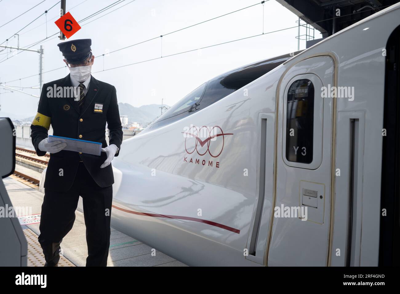 Takeo Onsen, Prefettura di Saga, Giappone. 11 marzo 2023. Un conduttore si prepara alla partenza del nuovo treno ad alta velocità Nishi-Kyushu Shinkansen (è¥¿ä¹å·žæ-°å¹¹ç·Š), che offre servizi ferroviari ad alta velocità da Takeo-Onsen a Nagasaki gestiti dalla Kyushu Railway Company (JR Kyushu JRä¹å·ž).a causa delle obiezioni del governo locale della Prefettura di Saga, Il servizio non è diretto alla stazione di Hakata a Fukuoka ed è collegato alla rete nazionale Shinkansen da un treno espresso limitato "Relay Kamome" più lento per il treno N700S "Kamome". I passeggeri Intercity devono effettuare un trasferimento da una piattaforma all'altra Foto Stock