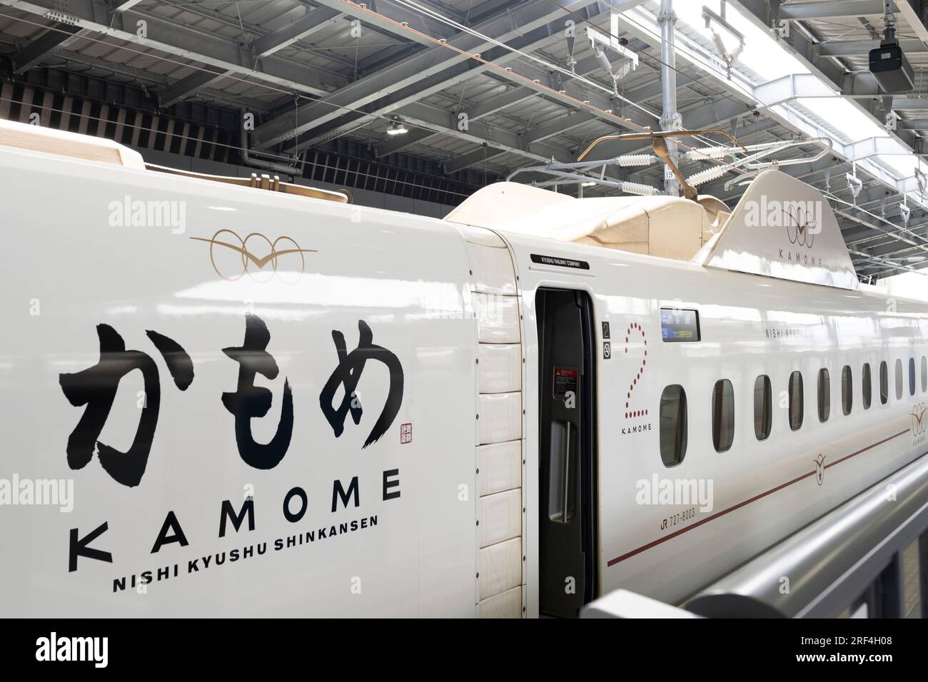 Takeo Onsen, Prefettura di Saga, Giappone. 11 marzo 2023. Il nuovo treno ad alta velocità Nishi-Kyushu Shinkansen (è¥¿ä¹å·žæ-°å¹¹ç·Š), che offre servizi ferroviari ad alta velocità da Takeo-Onsen a Nagasaki gestiti dalla Kyushu Railway Company (JR Kyushu JRä¹å·ž).a causa delle obiezioni del governo locale della prefettura di Saga, Il servizio non è diretto alla stazione di Hakata a Fukuoka ed è collegato alla rete nazionale Shinkansen da un treno espresso limitato "Relay Kamome" più lento per il treno N700S "Kamome". I passeggeri Intercity devono effettuare un trasferimento da una piattaforma all'altra nella città rurale di Takeo-Onsen per co Foto Stock