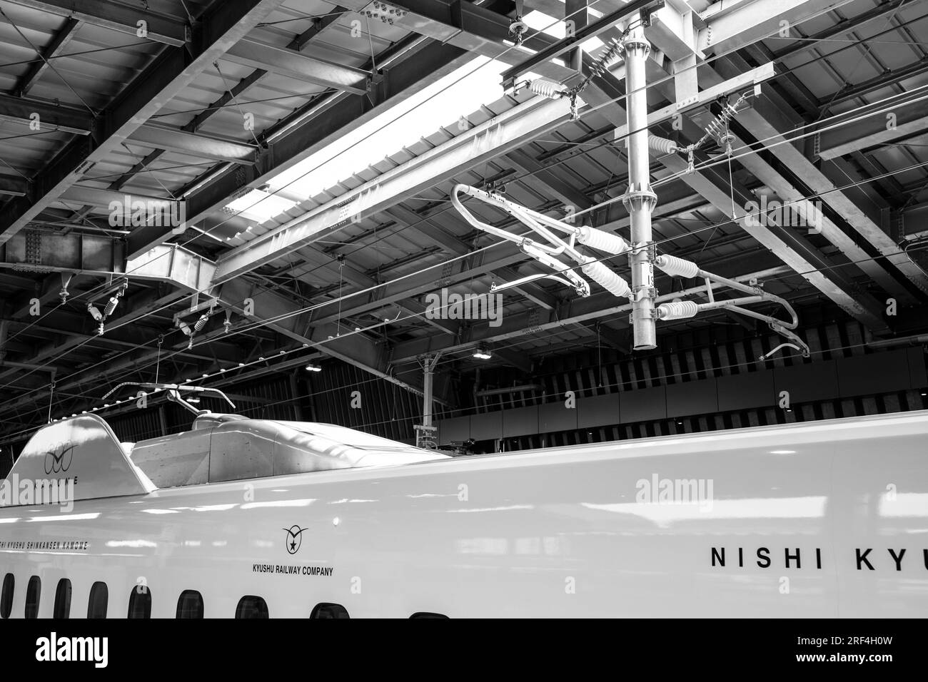 Takeo Onsen, Prefettura di Saga, Giappone. 11 marzo 2023. Il nuovo treno ad alta velocità Nishi-Kyushu Shinkansen (è¥¿ä¹å·žæ-°å¹¹ç·Š), che offre servizi ferroviari ad alta velocità da Takeo-Onsen a Nagasaki gestiti dalla Kyushu Railway Company (JR Kyushu JRä¹å·ž).a causa delle obiezioni del governo locale della prefettura di Saga, Il servizio non è diretto alla stazione di Hakata a Fukuoka ed è collegato alla rete nazionale Shinkansen da un treno espresso limitato "Relay Kamome" più lento per il treno N700S "Kamome". I passeggeri Intercity devono effettuare un trasferimento da una piattaforma all'altra nella città rurale di Takeo-Onsen per co Foto Stock