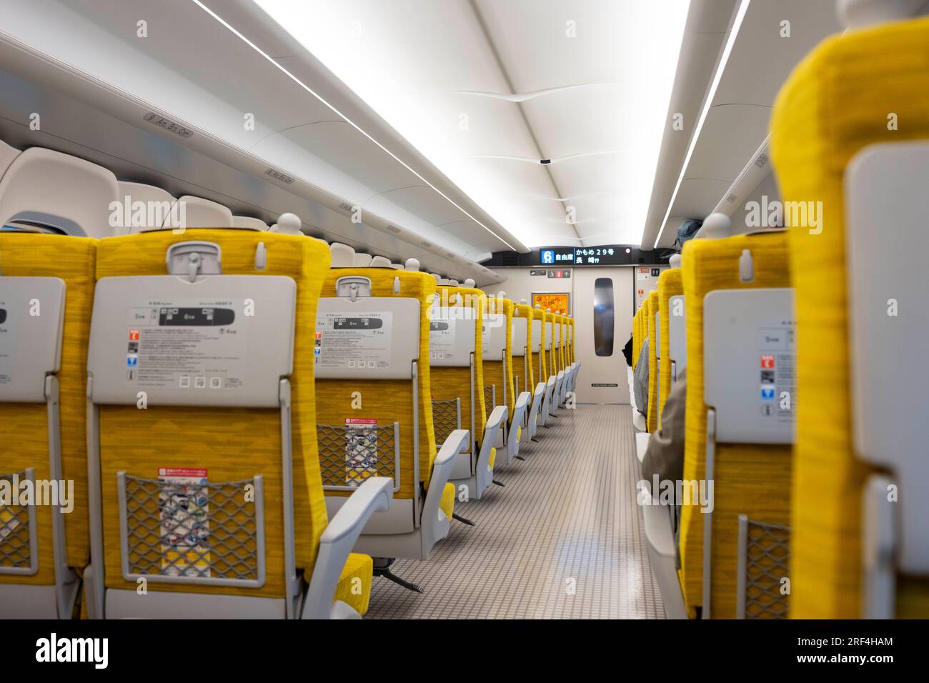 Takeo Onsen, Prefettura di Saga, Giappone. 11 marzo 2023. A bordo del nuovo treno ad alta velocità Nishi-Kyushu Shinkansen (è ¥¿ä¹å·žæ-°å¹¹ç·Š), che offre servizi ferroviari ad alta velocità da Takeo-Onsen a Nagasaki gestiti dalla Kyushu Railway Company (JR Kyushu JRä¹å·ž).a causa delle obiezioni del governo locale della prefettura di Saga, Il servizio non è diretto alla stazione di Hakata a Fukuoka ed è collegato alla rete nazionale Shinkansen da un treno espresso limitato "Relay Kamome" più lento. I passeggeri Intercity devono effettuare un trasferimento attraverso piattaforma nella città rurale di Takeo-Onsen per continuare il loro viaggio. (C Foto Stock