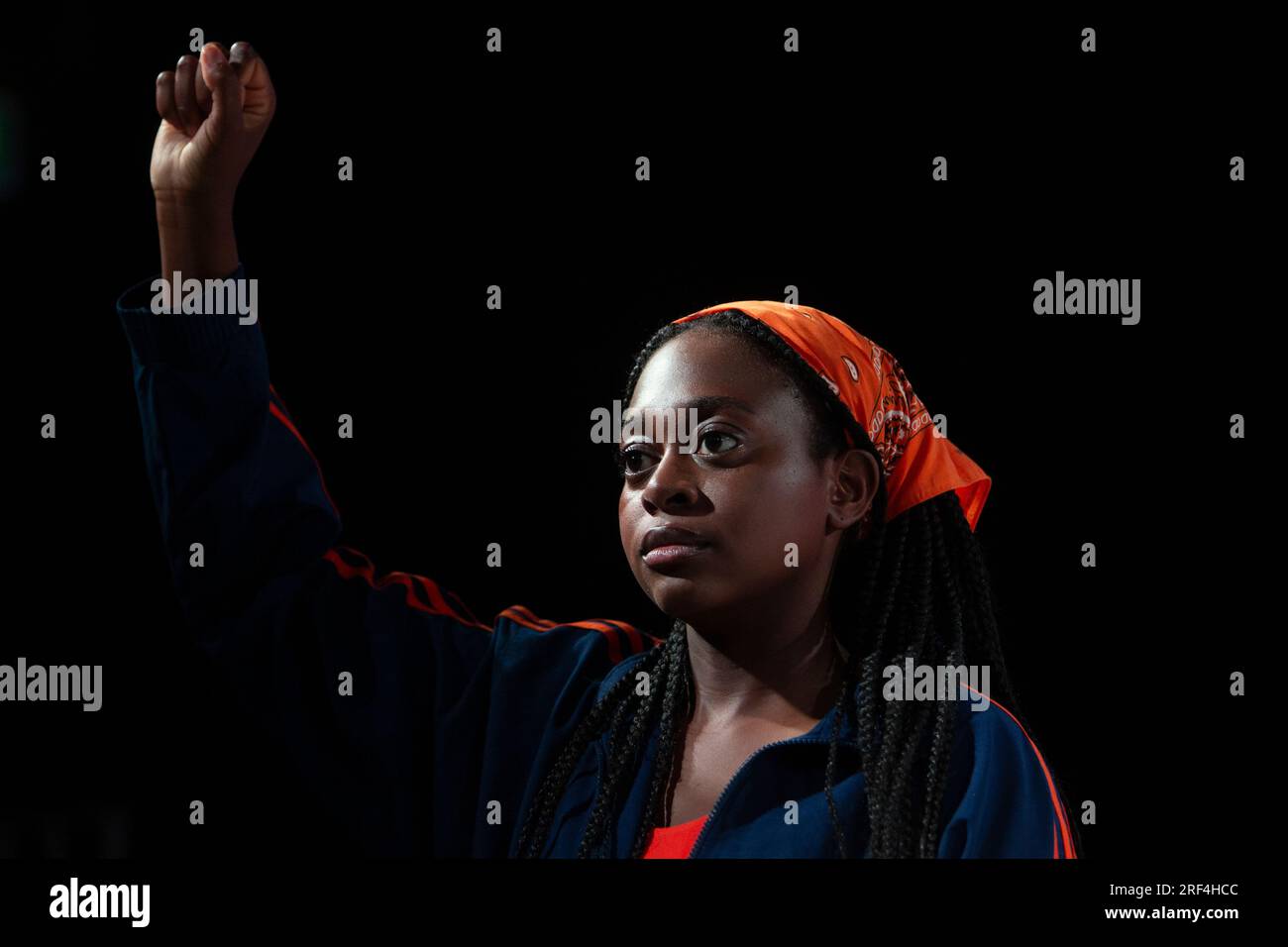 Edimburgo. Scozia. REGNO UNITO. 31 luglio 2023. Photocall “Thrown” parte del Festival internazionale di Edimburgo al Traverse Theatre. Edimburgo. Produzione del National Theatre of Scotland. Scritto da Nat McCleary, diretto da Johnny McKnight. Lo scrittore, attore e specialista dei movimenti di Glasgow Nat McCleary unisce le forze con il regista e performer Johnny McKnight per creare un'opera teatrale scozzese unica, Thrown. Viene eseguita come parte del Festival internazionale di Edimburgo di quest'anno, tra il 3 e il 27 agosto al Traverse Theatre. Cinque donne molto diverse si riuniscono nei campi fangosi dell'Highlan Foto Stock