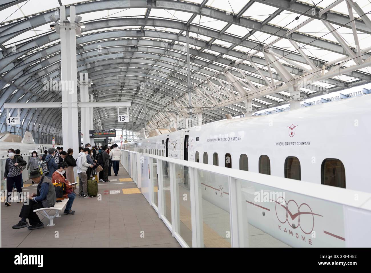 Nagasaki, Giappone. 11 marzo 2023. Il nuovo treno ad alta velocità Nishi-Kyushu Shinkansen (è¥¿ä¹å·žæ-°å¹¹ç·Š), che offre servizi ferroviari ad alta velocità da Takeo-Onsen a Nagasaki gestiti dalla Kyushu Railway Company (JR Kyushu JRä¹å·ž). A causa delle obiezioni del governo locale della Prefettura di Saga, il servizio non è diretto alla stazione di Hakata a Fukuoka ed è collegato alla rete nazionale Shinkansen da un treno espresso limitato "Relay Kamome" più lento al treno N700S "Kamome". I passeggeri Intercity devono effettuare un trasferimento attraverso piattaforma nella città rurale di Takeo-Onsen per continuare il loro viaggio Foto Stock