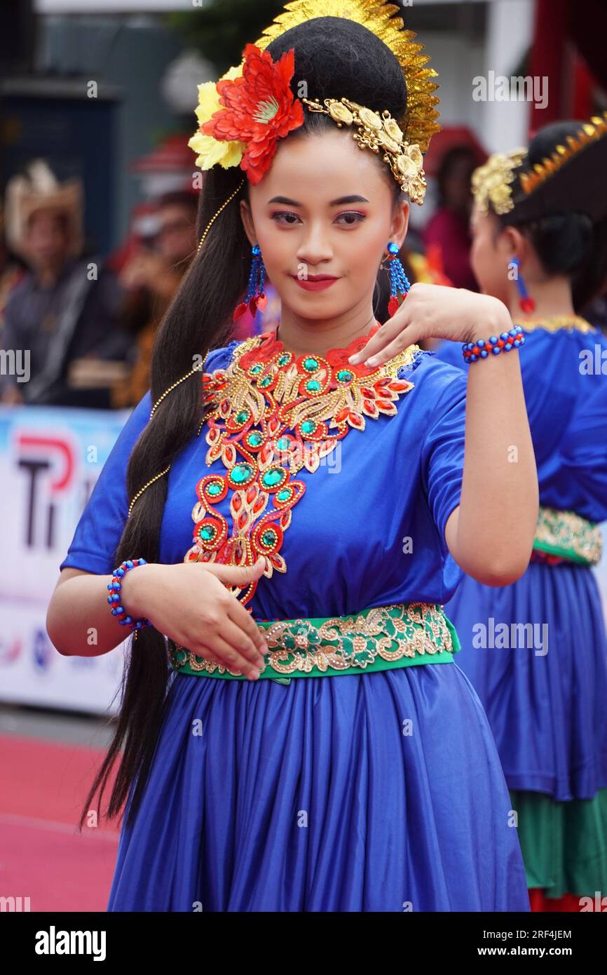 Campak Dance da Bangka Belitung. Questa danza raffigura la gioia dell'adolescente Foto Stock