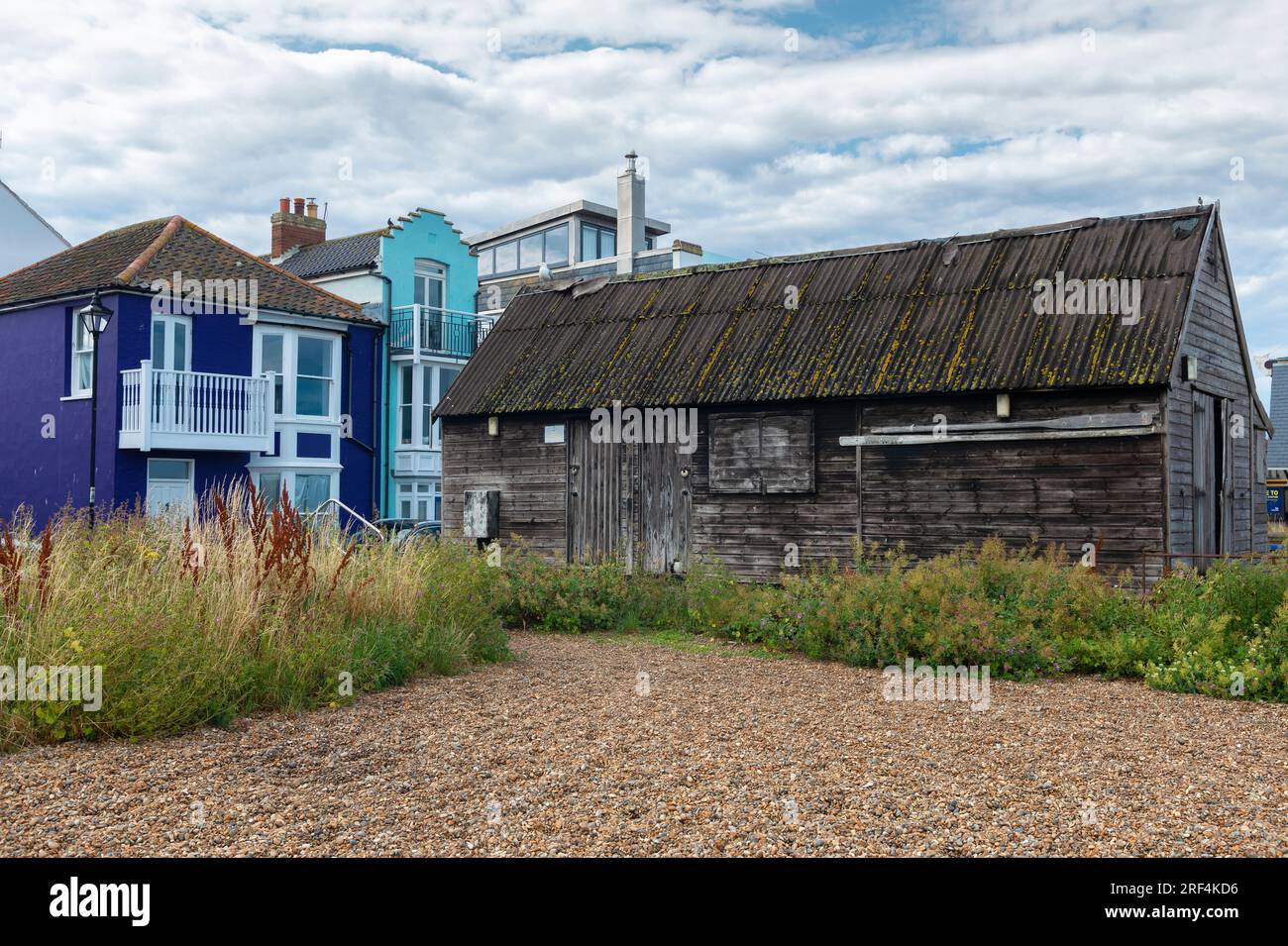 Case colorate e capanna di pescatori sulla spiaggia nella località costiera di Aldeburgh, Suffolk, Inghilterra, Regno Unito Foto Stock