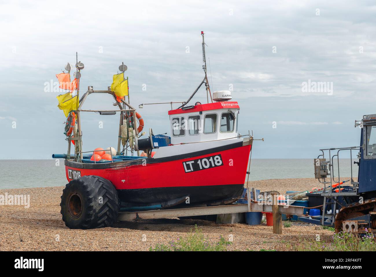 La barca da pesca si è accostata sulla spiaggia di Pepple nella famosa cittadina balneare di Aldeburgh, sulla costa del Suffolk, in Inghilterra Foto Stock
