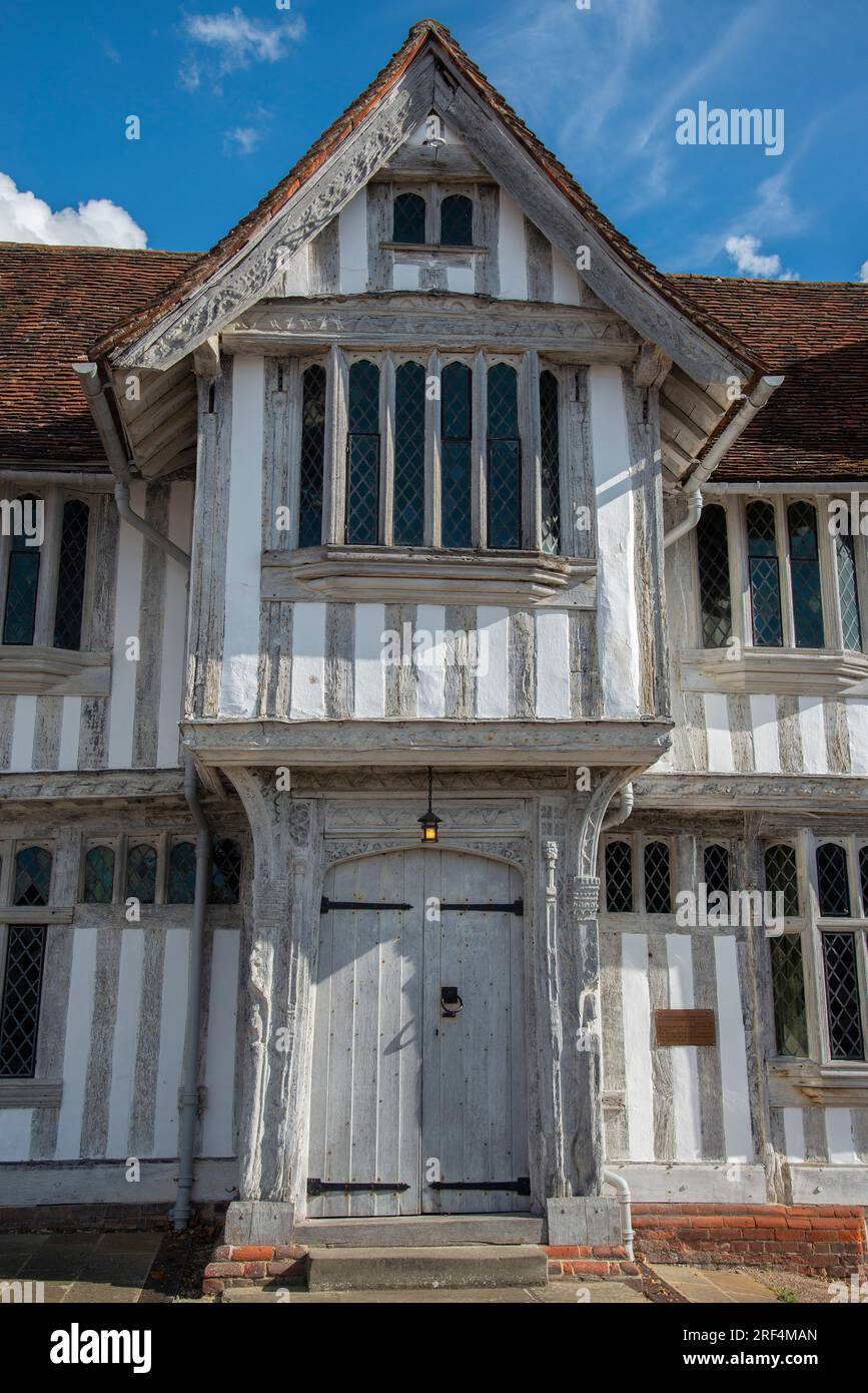Ingresso principale a Lavenham Guildhall, un magnifico edificio medievale incorniciato in legno nel villaggio Suffolk di Lavenham, Sudbury, Suffolk Foto Stock