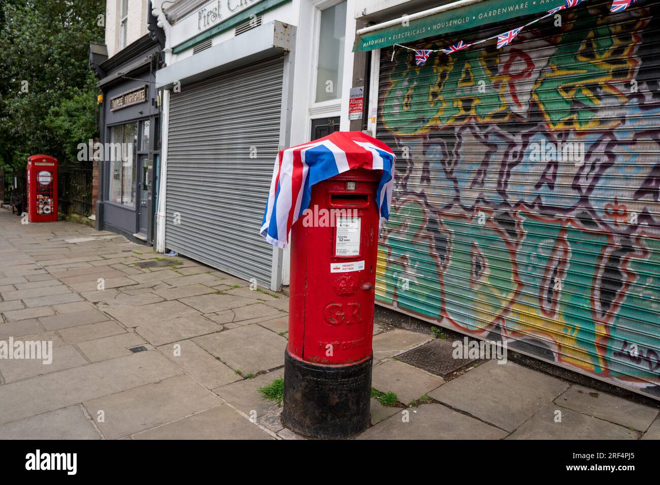 Casella postale rossa britannica a Hampstead Hill a Londra durante il Giubileo della Regina d'Inghilterra del 2022 Foto Stock