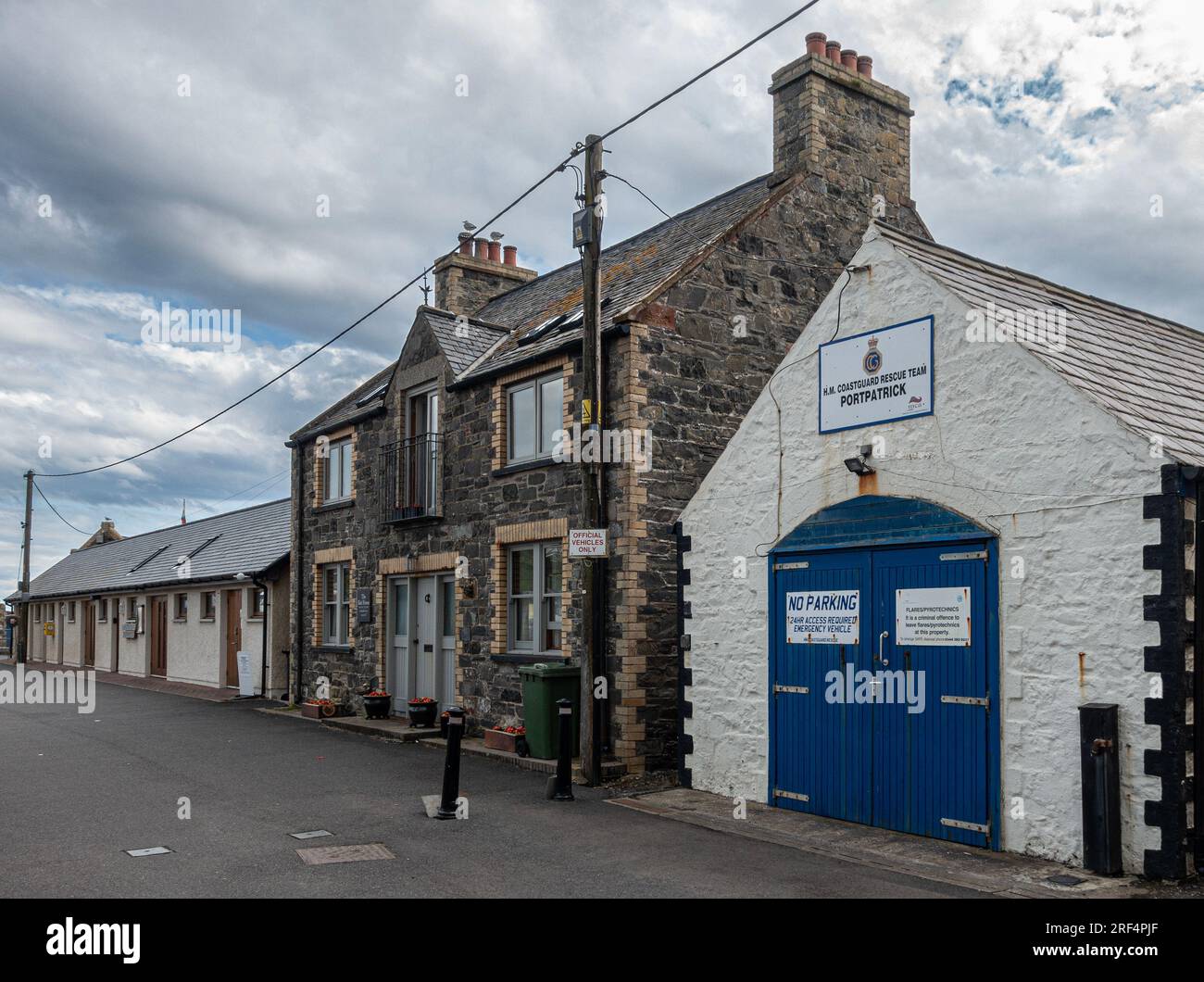 Quartier generale della stazione di guardia costiera della HM Coastguard Rescue Team a Portpatrick, Scozia. Accanto ad esso si trova un cottage per le vacanze più indietro, il Portpatrick Community hub. Foto Stock
