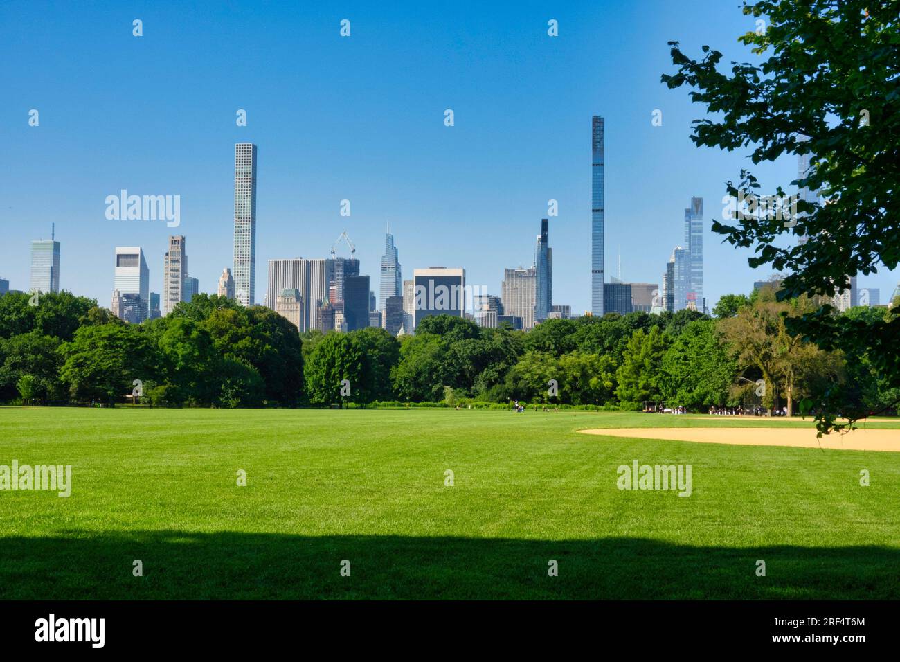 Grattacieli molto alti, dominano lo skyline del centro cittadino visto da Central Park in un giorno d'estate, 2023, New York City, USA Foto Stock