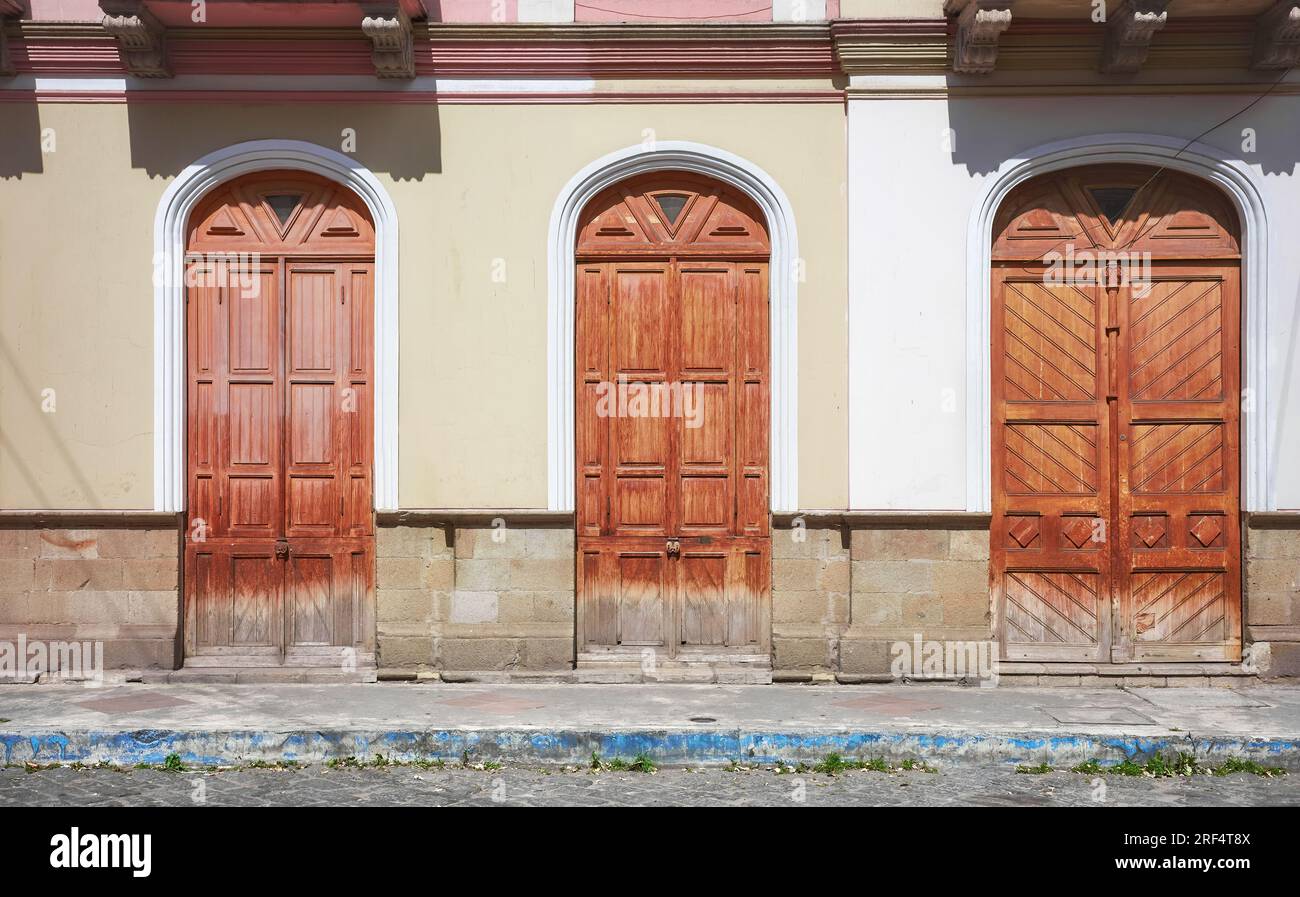 Vista della strada di un vecchio edificio, sfondo architettonico, Riobamba, Ecuador. Foto Stock