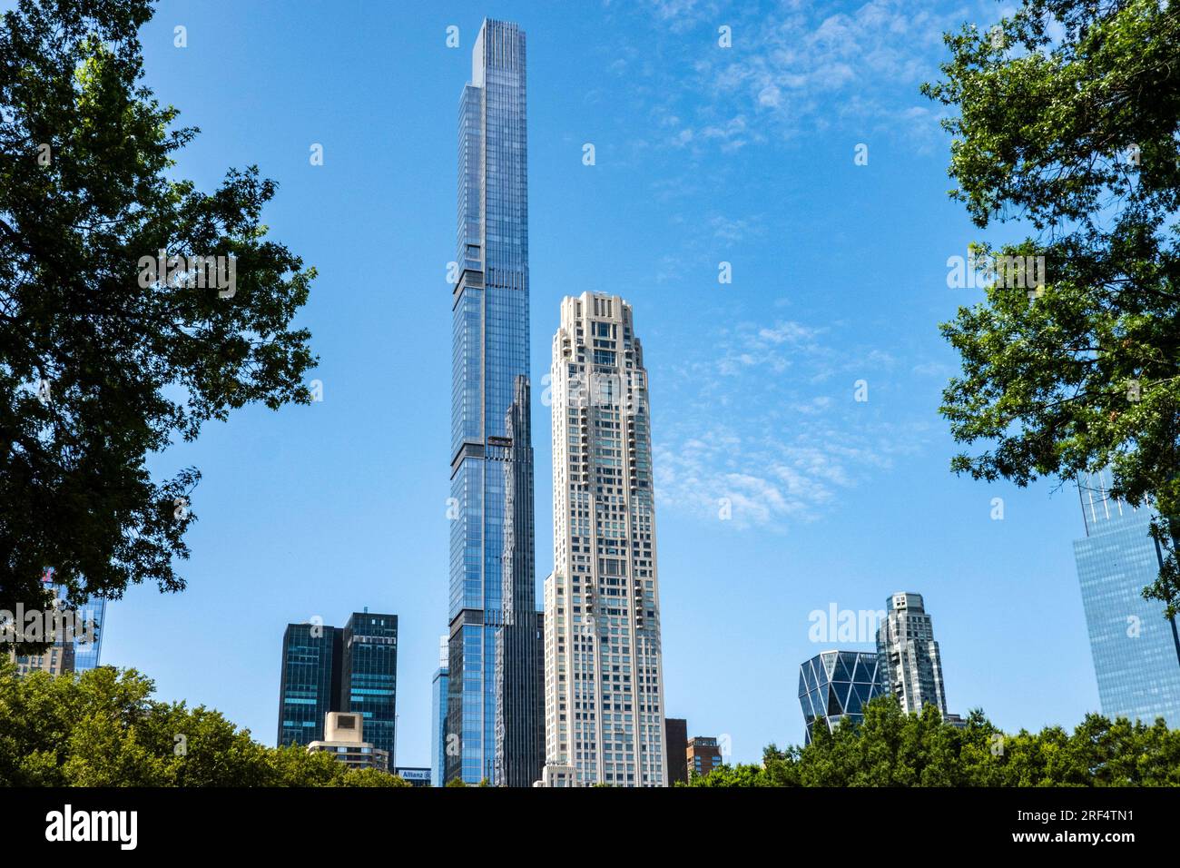 Grattacieli molto alti, dominano lo skyline del centro cittadino visto da Central Park in un giorno d'estate, 2023, New York City, USA Foto Stock