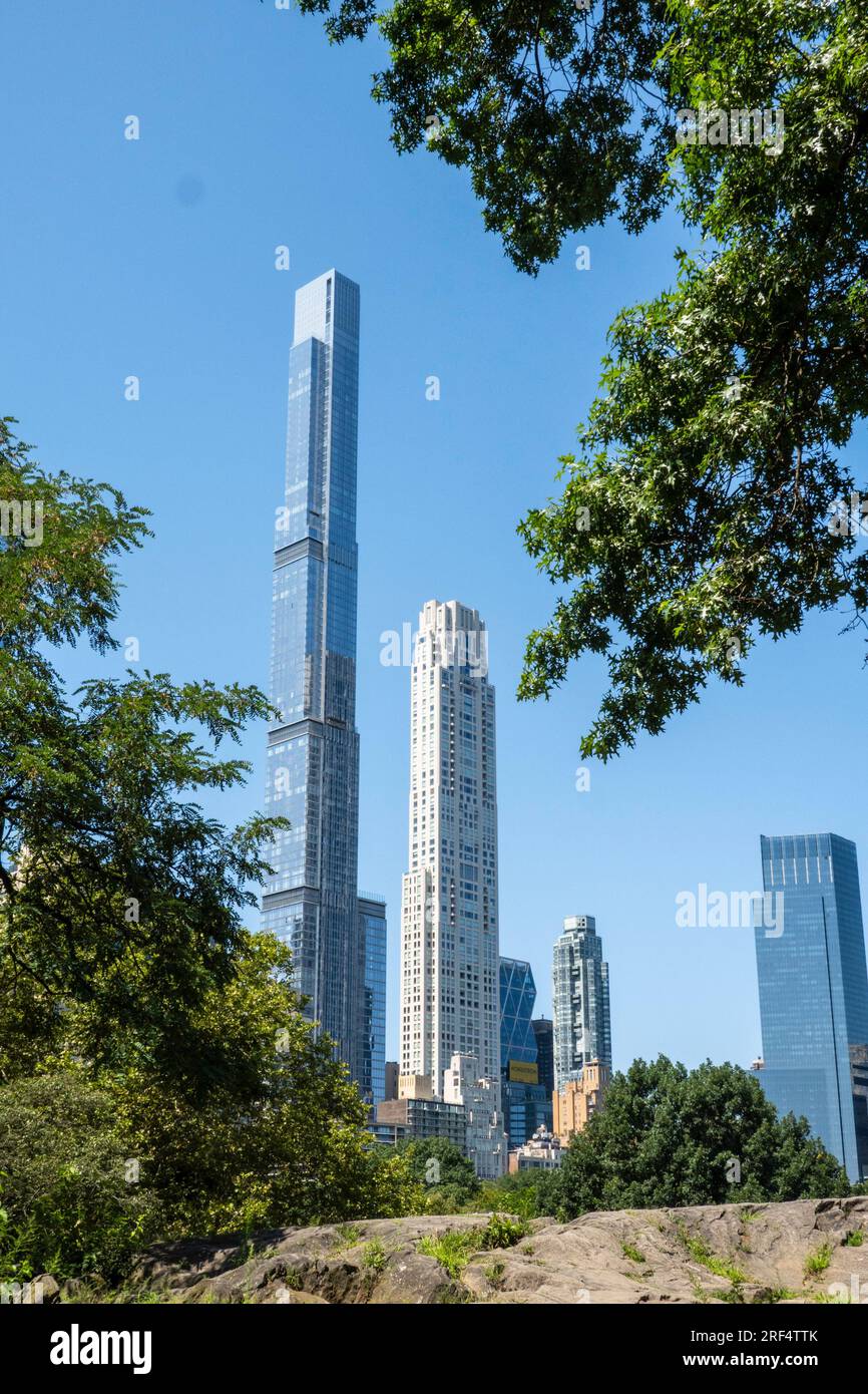Grattacieli molto alti, dominano lo skyline del centro cittadino visto da Central Park in un giorno d'estate, 2023, New York City, USA Foto Stock