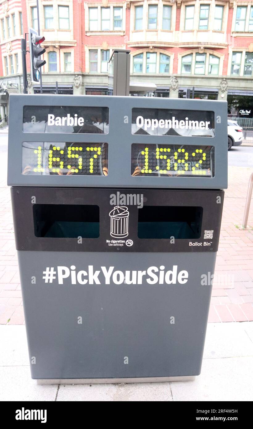 Bins Ballot nel centro di Manchester, Inghilterra. Ogni Bin visualizza una domanda e due risposte. Gli utenti votano mettendo i loro rifiuti nelle fessure sotto la loro risposta preferita. La lettiera si accumula con un contatore che mostra quale risposta è più popolare. Le domande possono essere facilmente modificate dal proprietario del Bin Bin. Fa parte di un processo condotto dal Manchester City Council, dall'associazione di beneficenza ambientale Hubbub e dal KFC, con l'obiettivo di affrontare i rifiuti nel centro della città. Foto Stock