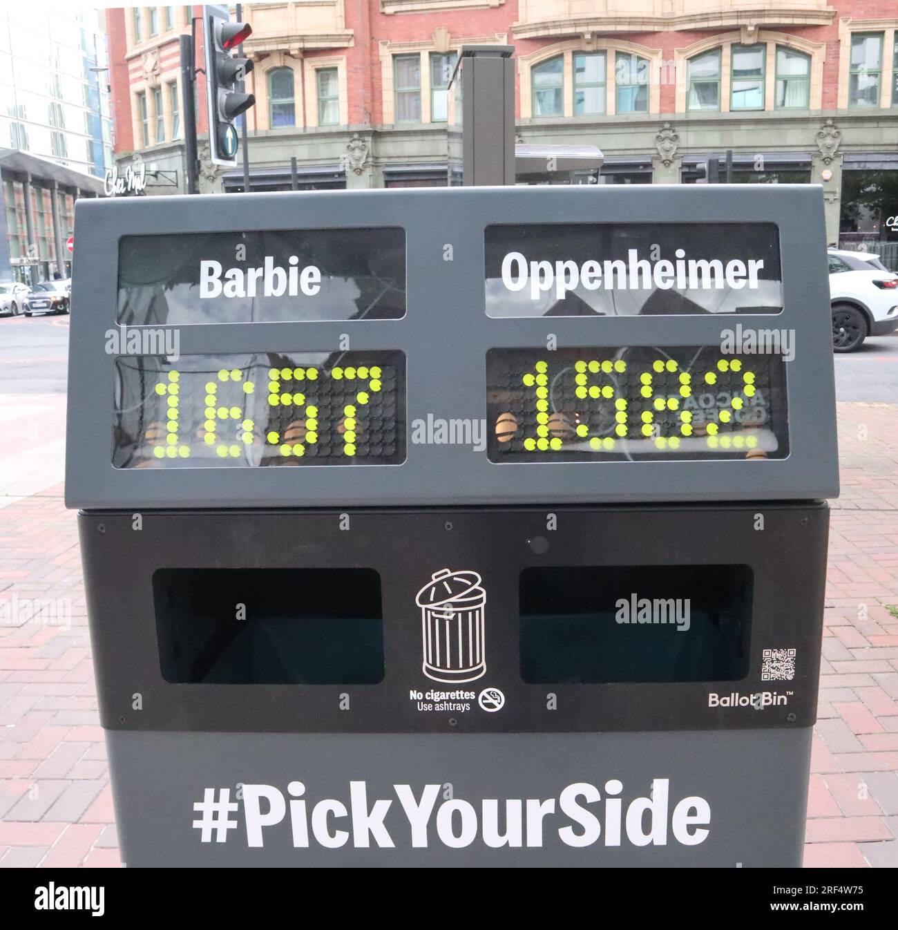 Bins Ballot nel centro di Manchester, Inghilterra. Ogni Bin visualizza una domanda e due risposte. Gli utenti votano mettendo i loro rifiuti nelle fessure sotto la loro risposta preferita. La lettiera si accumula con un contatore che mostra quale risposta è più popolare. Le domande possono essere facilmente modificate dal proprietario del Bin Bin. Fa parte di un processo condotto dal Manchester City Council, dall'associazione di beneficenza ambientale Hubbub e dal KFC, con l'obiettivo di affrontare i rifiuti nel centro della città. Foto Stock
