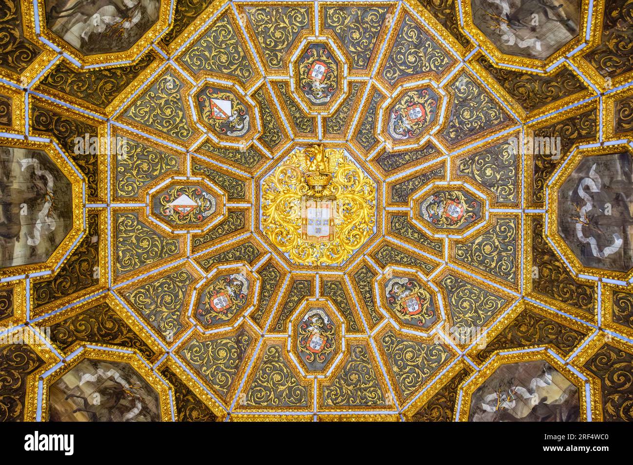 Soffitto a cupola a cassettoni della sala degli stemmi, sala dos Brasões, stile manuelino, Palazzo Nazionale di Sintra, Palácio Nacional de Sintra, Portogallo Foto Stock