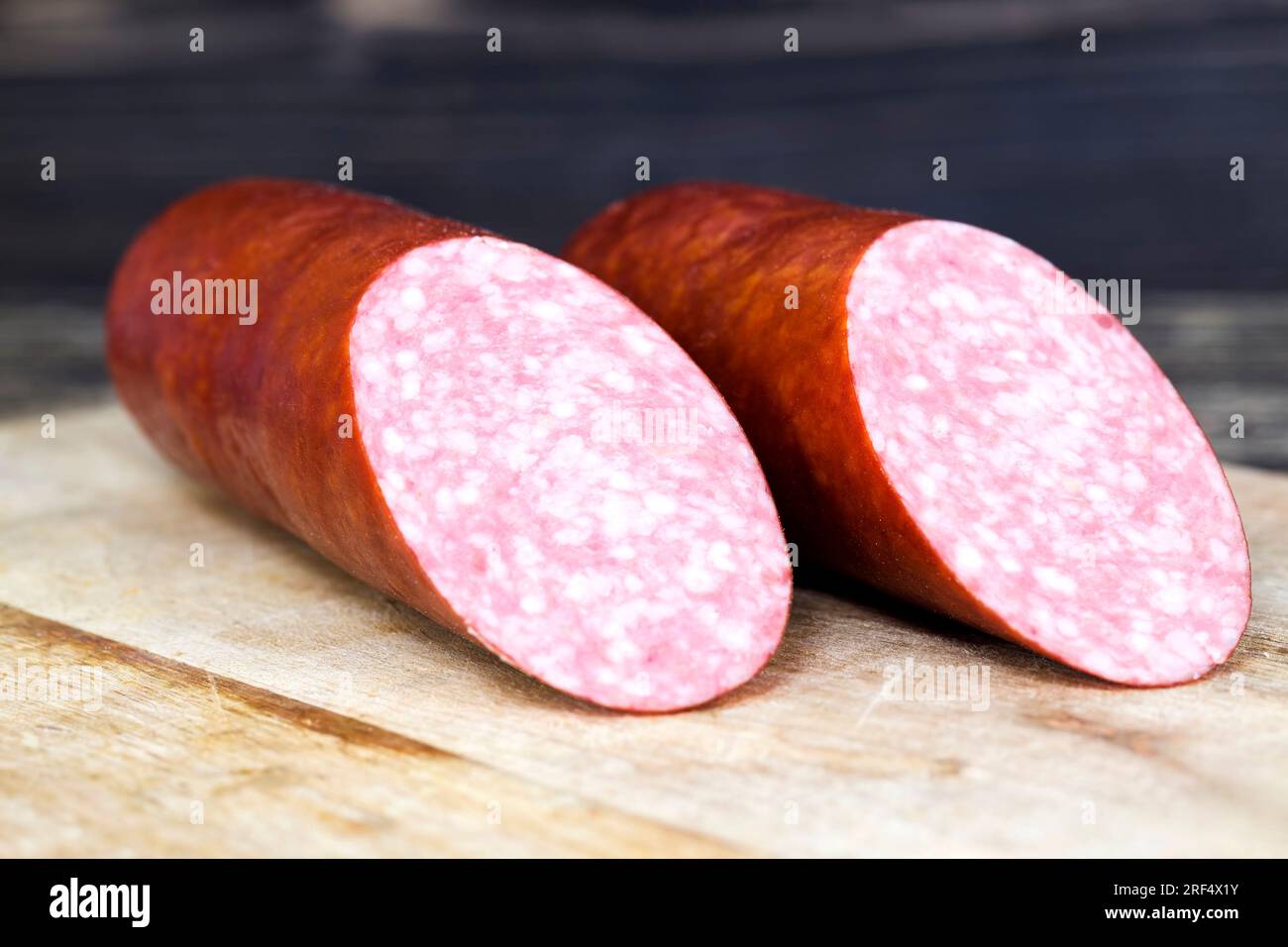 salsiccia a fette durante la preparazione dei piatti a base di carne, dettagli dei prodotti a base di carne di produzione industriale Foto Stock