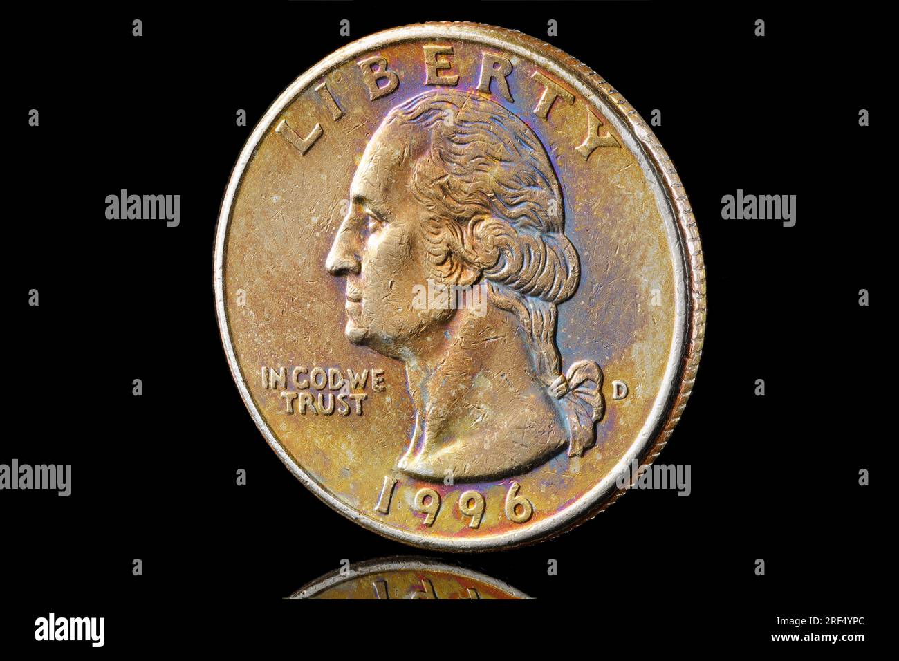 1996 Quarter Dollar con splendide tonalità dell'arcobaleno. Il dritto presenta un ritratto di George Washington e il rovescio mostra un'aquila che stringe le frecce Foto Stock