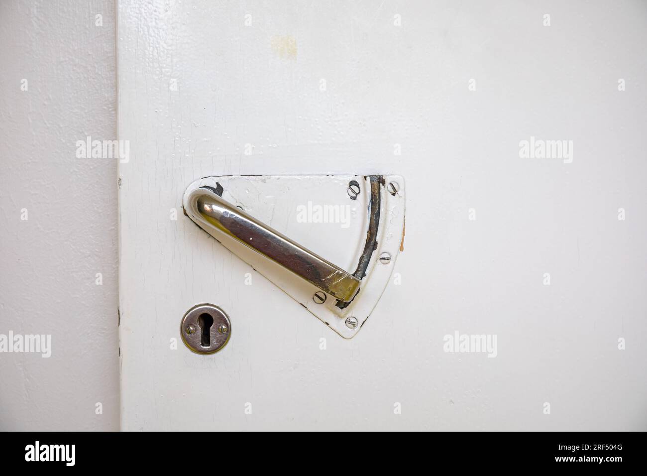 Maniglia funzionalista della porta al Paimio Sanatorium, ex ospedale per la tubercolosi progettato da Aino e Alvar Aalto e costruito nel 1933, a Paimio, in Finlandia Foto Stock