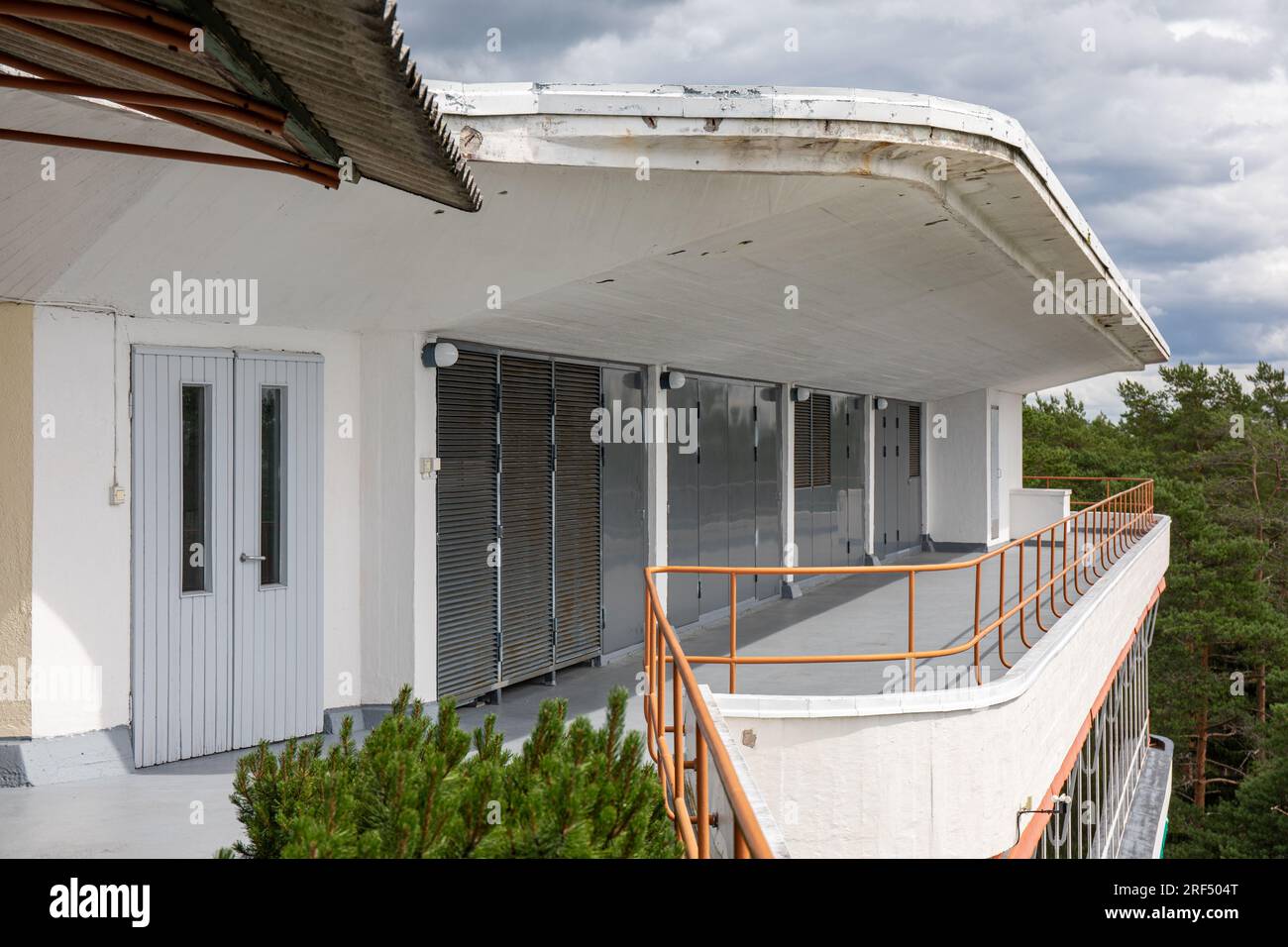 Architettura funzionalista. Terrazza solarium all'ultimo piano del Sanatorio di Paimio, progettata da Aino e Alvar Aalto, a Paimio, Finlandia. Foto Stock