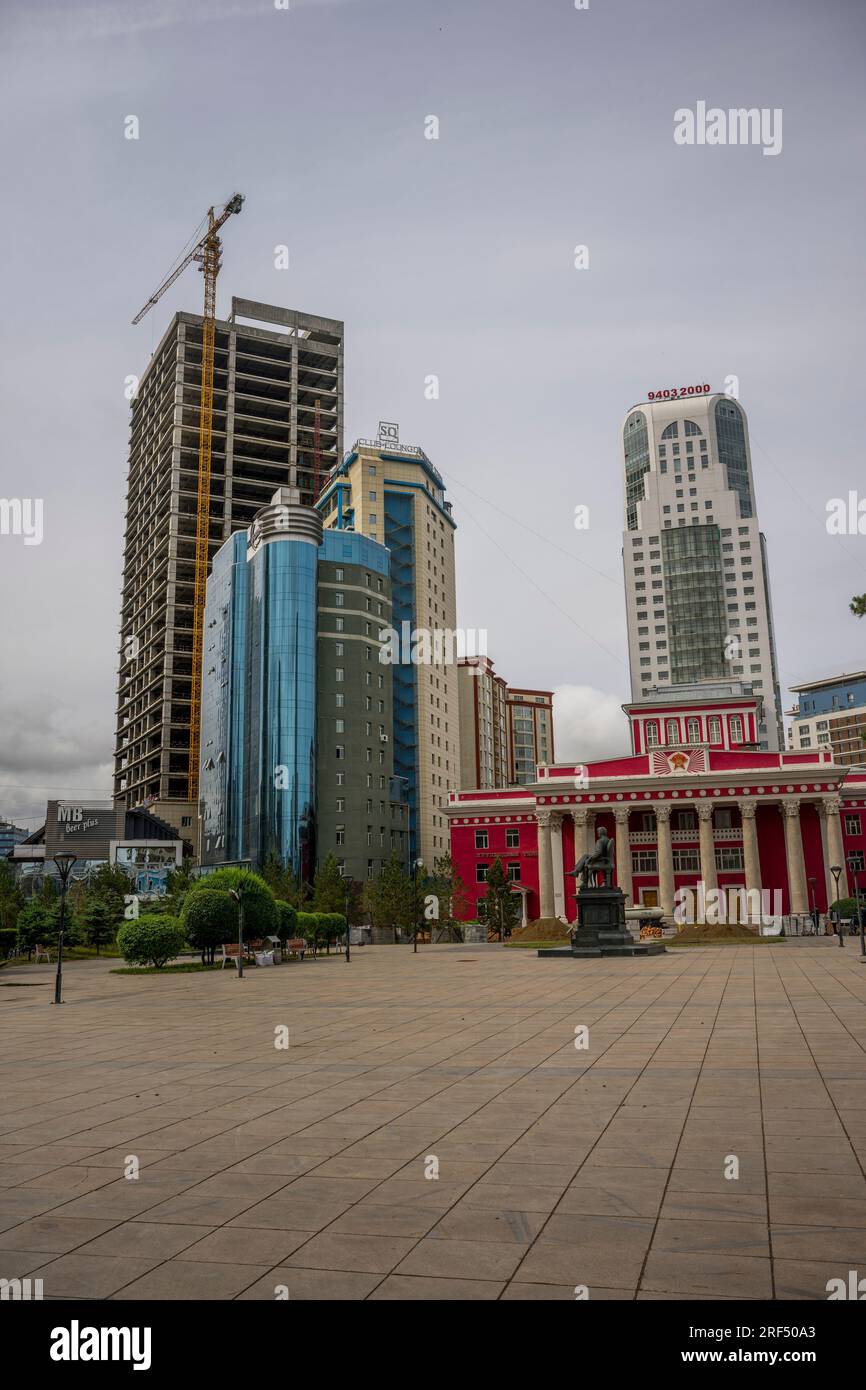 Architettura moderna e antica (russa) nel centro di Ulan Bator, la capitale della Mongolia. Foto Stock