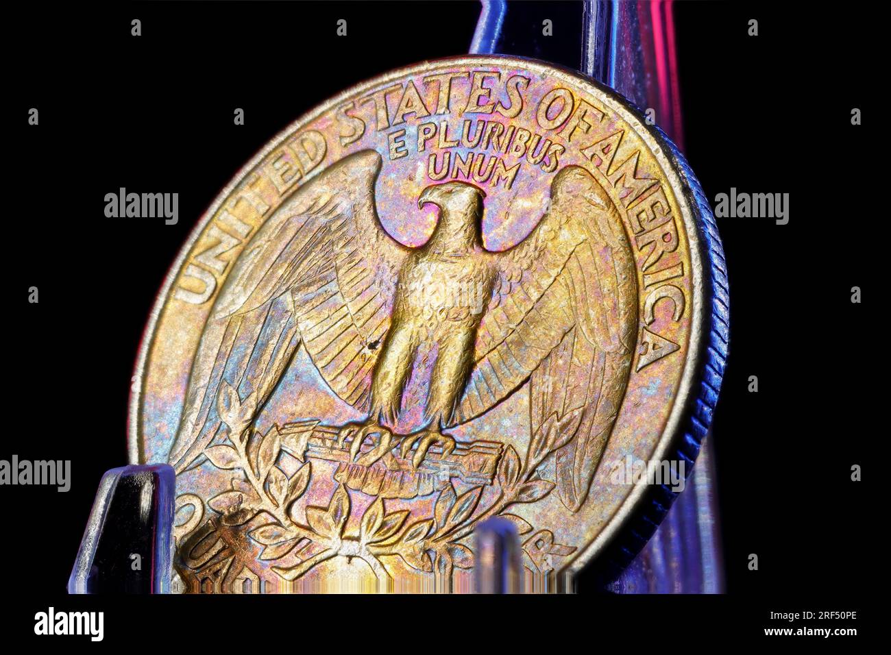 1996 Quarter Dollar con splendide tonalità dell'arcobaleno. Il dritto presenta un ritratto di George Washington e il rovescio mostra un'aquila che stringe le frecce Foto Stock