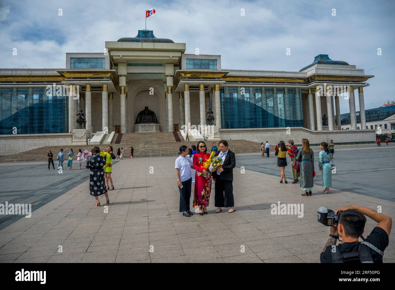 I laureati dell'università scattano foto di fronte al Palazzo del governo in Piazza Sukhbaatar o Piazza Gengis Khan chiamata anche Piazza Chingis Khan i. Foto Stock