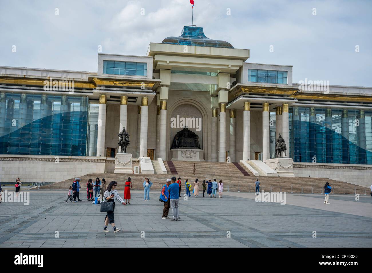 I laureati dell'università scattano foto di fronte al Palazzo del governo in Piazza Sukhbaatar o Piazza Gengis Khan chiamata anche Piazza Chingis Khan i. Foto Stock