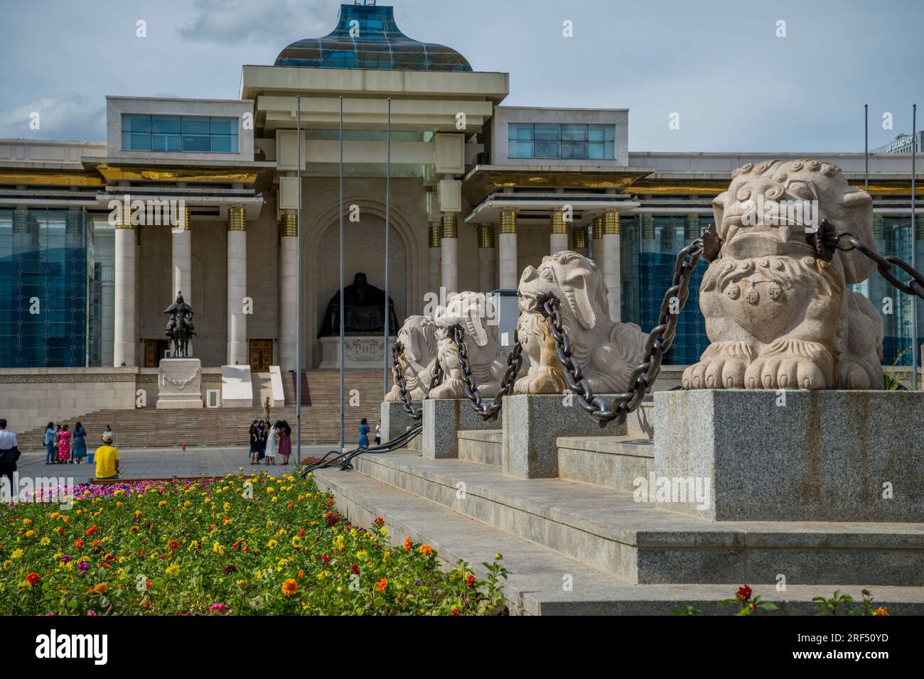 Il Palazzo del governo in Piazza Sukhbaatar o Piazza Gengis Khan chiamata anche Piazza Chingis Khan nel centro di Ulan Bator, Mongolia. Foto Stock