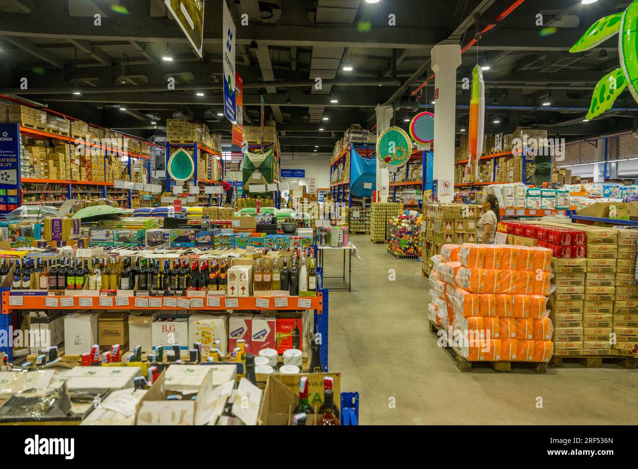 All'interno di un supermercato nel centro della città di Ulgii (Ölgii) nella provincia di Bayan-Ulgii nella Mongolia occidentale. Foto Stock
