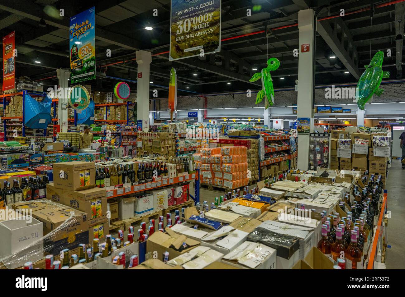 All'interno di un supermercato nel centro della città di Ulgii (Ölgii) nella provincia di Bayan-Ulgii nella Mongolia occidentale. Foto Stock