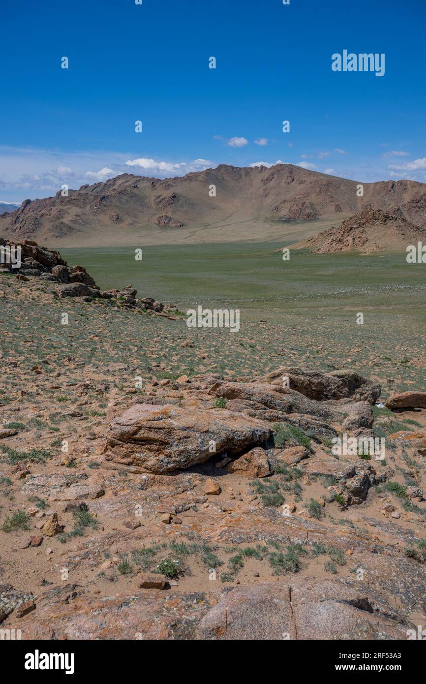 Vista del paesaggio secco e roccioso vicino a Ulgii nella provincia di Bayan-Ulgii nella Mongolia occidentale. Foto Stock