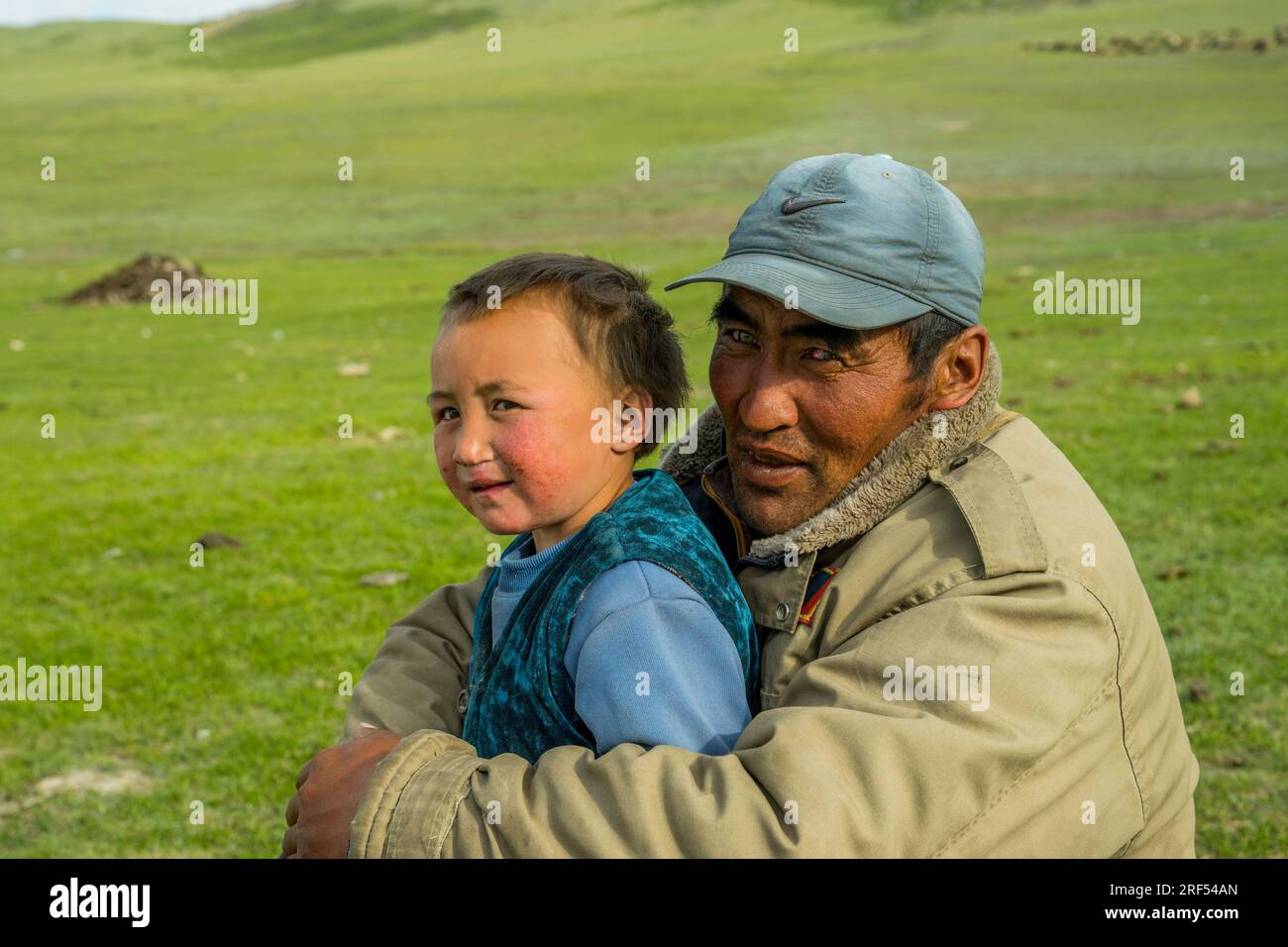 Ritratto di un padre e di un figlio in una valle remota nelle montagne Altai (montagne Altay) vicino ad Altai Sum a circa 200 chilometri da Ulgii (Ölgii) nel Foto Stock