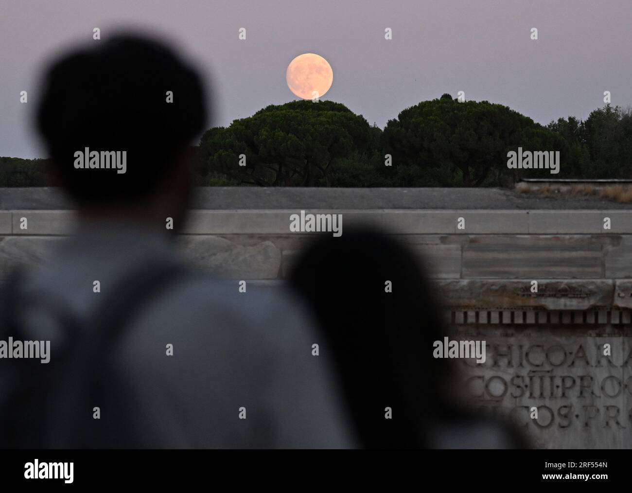 Roma, Italia. 31 luglio 2023. La gente guarda la luna salire su Roma, Italia, il 31 luglio 2023. Credito: Alberto Lingria/Xinhua/Alamy Live News Foto Stock