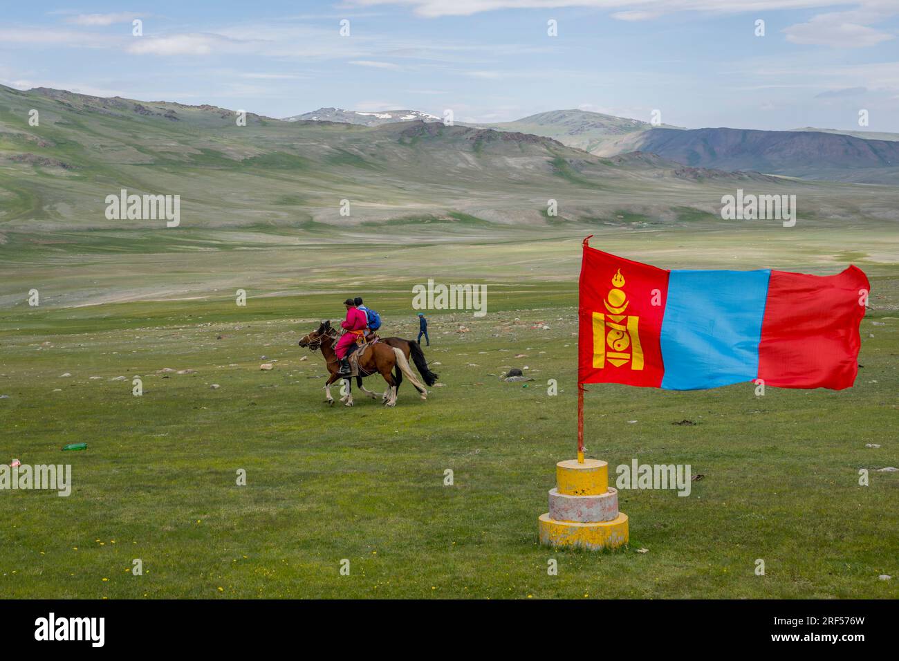 La bandiera nazionale mongola nel luogo di un festival locale di Naadam nella valle del fiume Sagsai, una valle remota nelle montagne Altai (Altay Mountains) Foto Stock