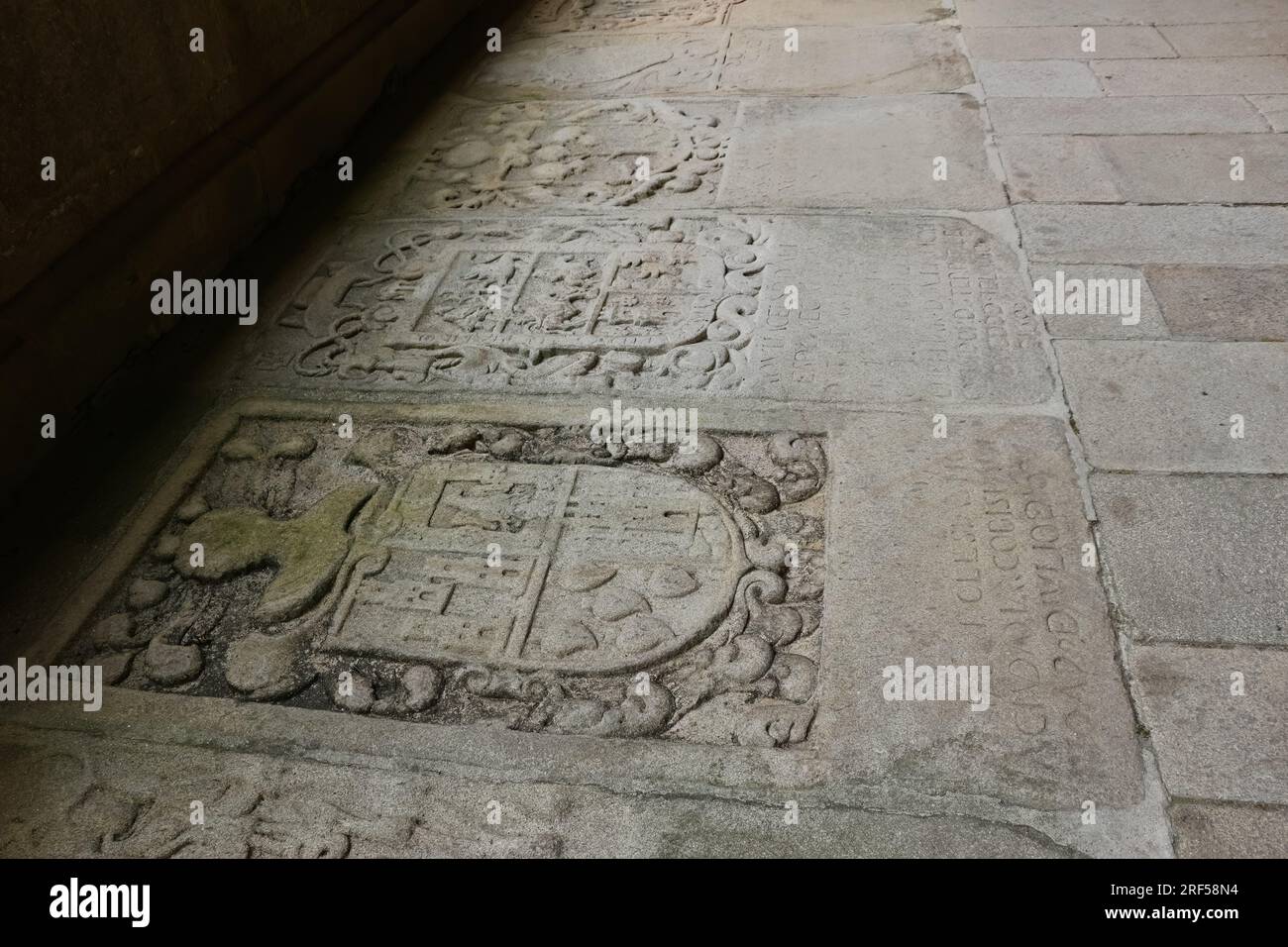 Lapidi a pavimento o pietre ledger con stemmi Chiostri Santiago de Compostela Arcicattedrale Basilica Santiago de Compostela Galizia Spagna Foto Stock