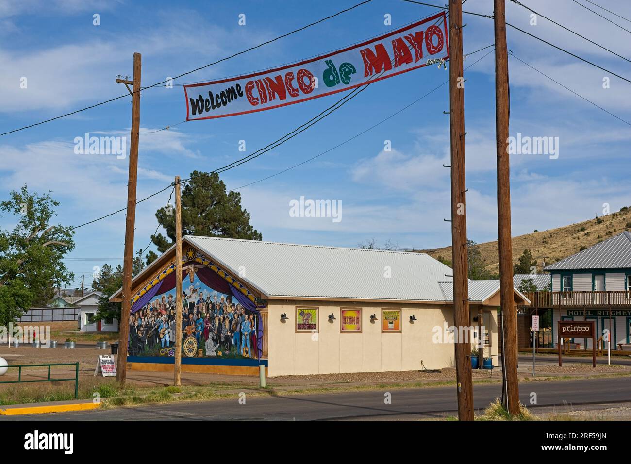 Cinco de Mayo attraverso la South Fifth Street nel quartiere degli artisti di Alpine Texas con murales che celebrano la cultura musicale texana Foto Stock