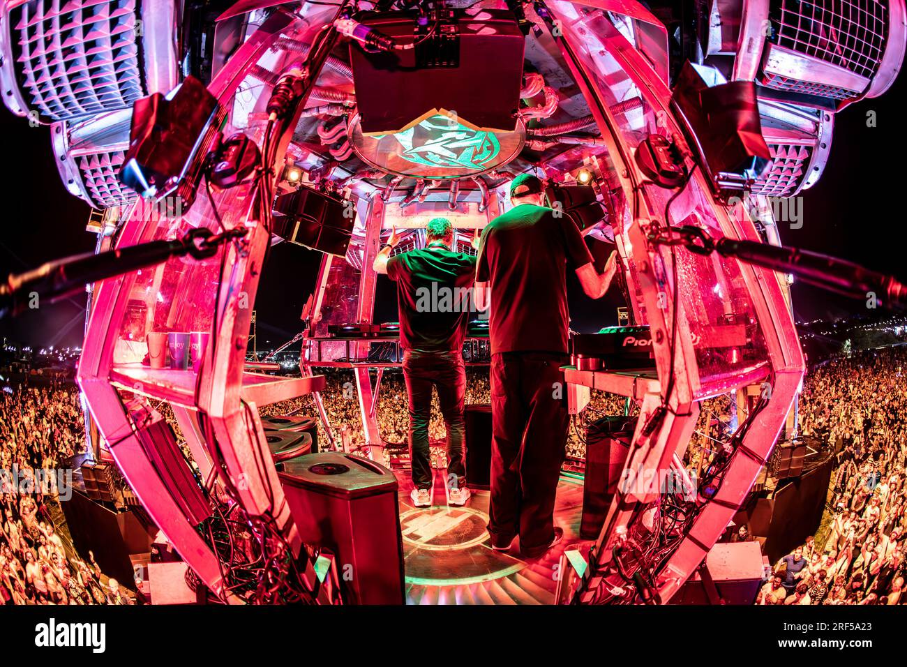 The Chemical Brothers si esibiscono all'Arcadia al Glastonbury Festival 2023. Credito: Charlie Raven Foto Stock