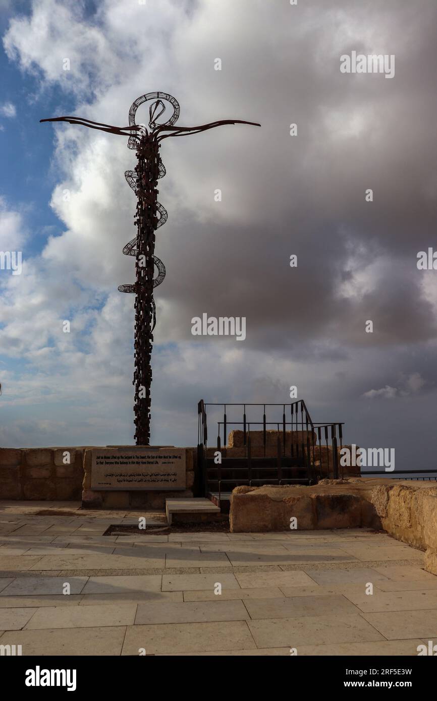 Madaba, Giordania - Monte Nebo - Un luogo turistico religioso per musulmani, ebrei e cristiani (personale di mosè) Snake antropomorfo Foto Stock