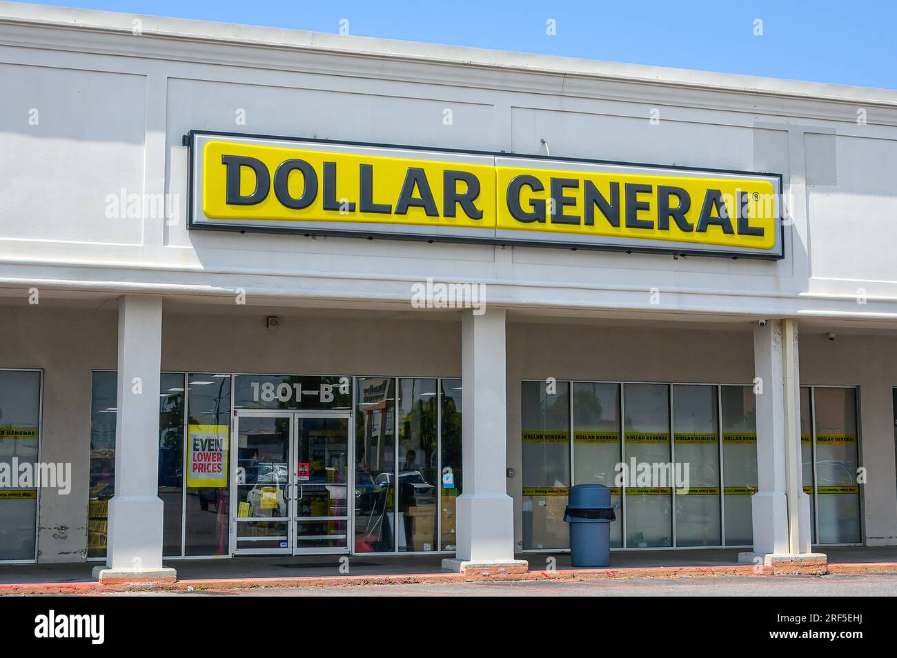 METAIRIE, LOUISIANA, USA - 25 LUGLIO 2023: Davanti al Dollar General Store su Airline Drive Foto Stock